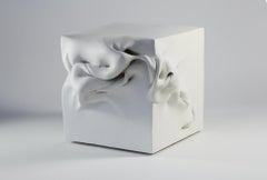 Cubo 3 de Sharon Brill - Escultura abstracta de arcilla, blanca, formas orgánicas, cerámica