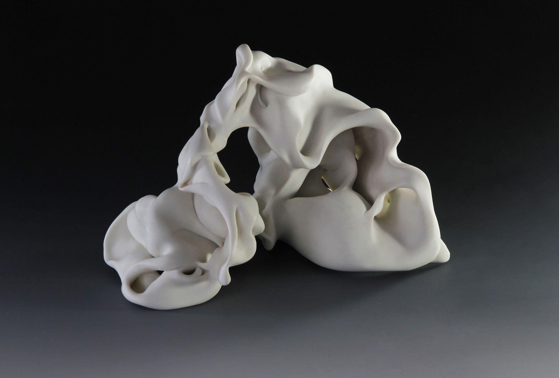Hollows 3 de Sharon Brill - Escultura abstracta de porcelana, formas orgánicas, blanco