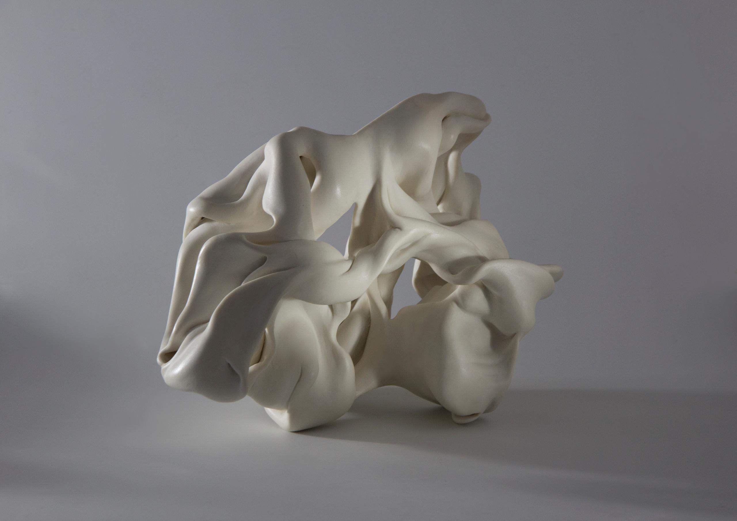 Hollows 6 von Sharon Brill – Abstrakte Porzellanskulptur, organische Formen, weiß im Angebot 1