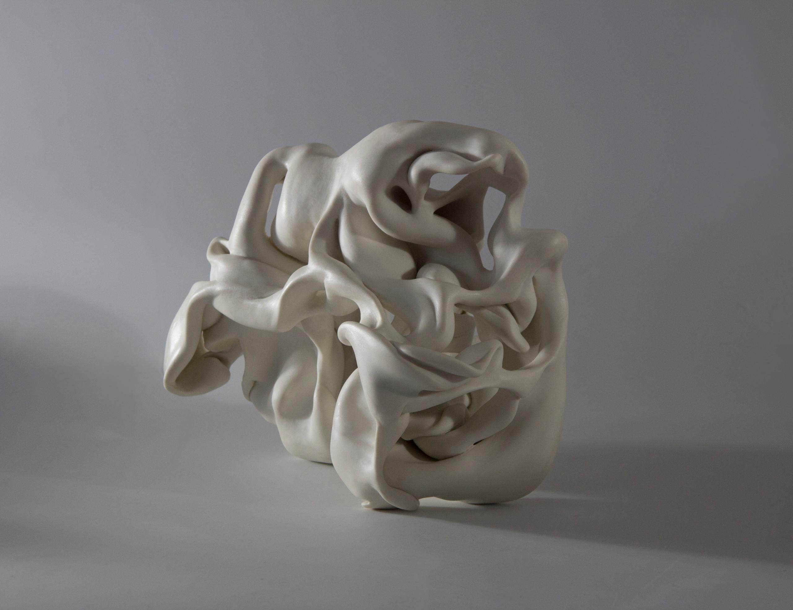 Hollows 6 von Sharon Brill – Abstrakte Porzellanskulptur, organische Formen, weiß im Angebot 2