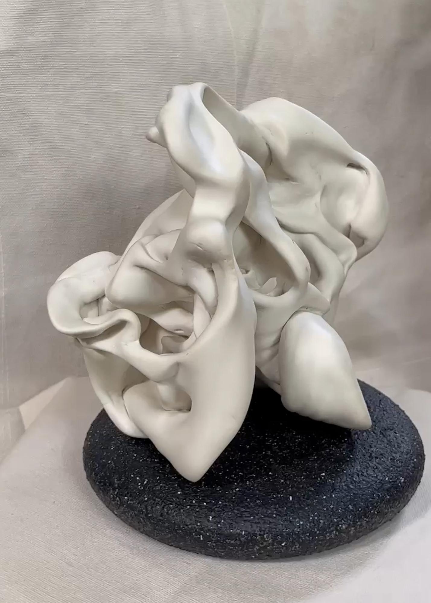 Hollows 6 von Sharon Brill – Abstrakte Porzellanskulptur, organische Formen, weiß im Angebot 6