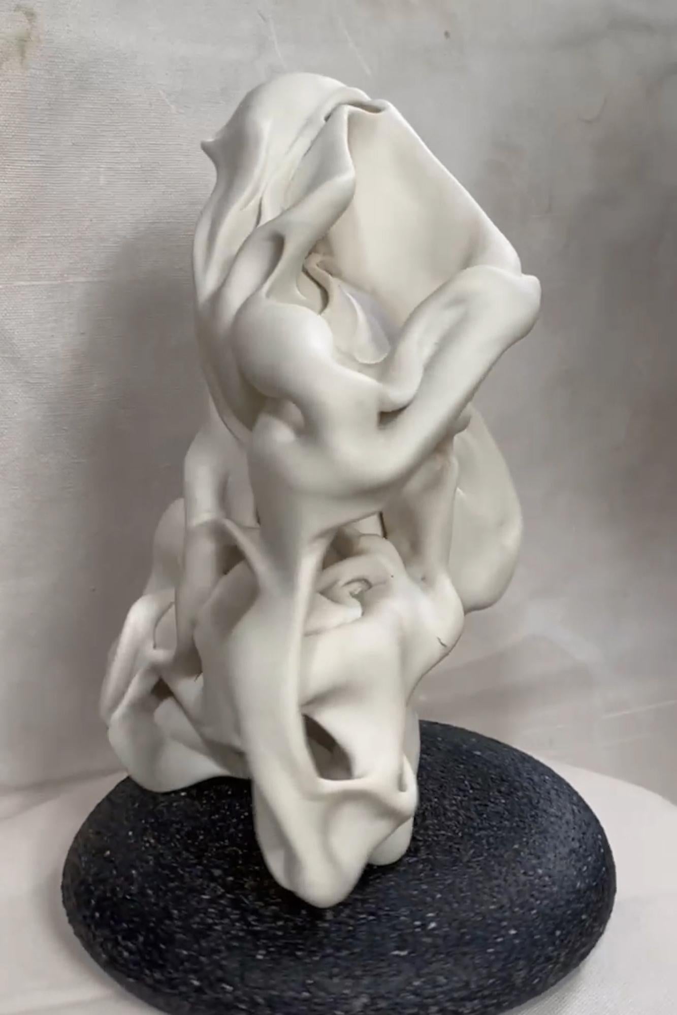 Hollows 6 von Sharon Brill – Abstrakte Porzellanskulptur, organische Formen, weiß im Angebot 8
