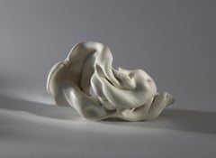 Hollows 7 von Sharon Brill – Abstrakte Porzellanskulptur, organische Formen, weiß