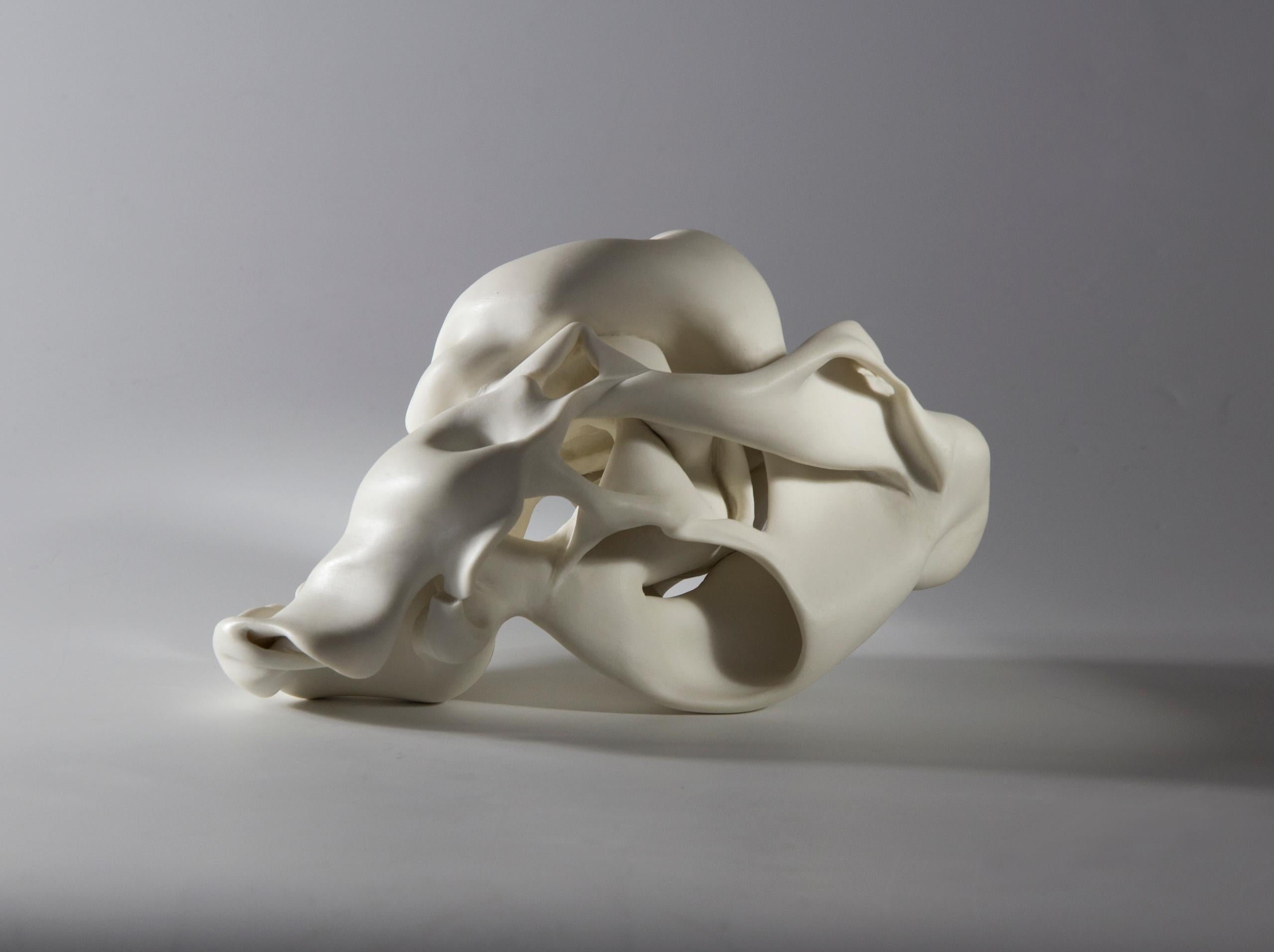 Hollows 7 von Sharon Brill – Abstrakte Porzellanskulptur, organische Formen, weiß im Angebot 2
