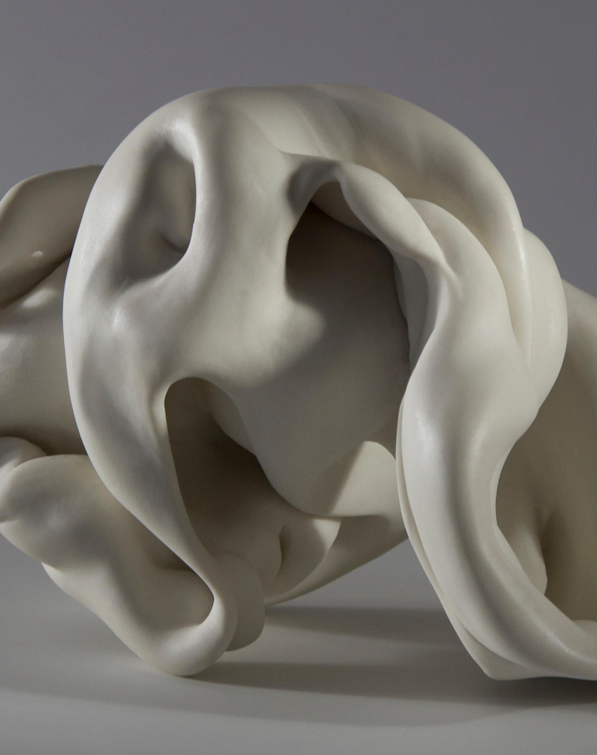 Hollows 7 von Sharon Brill – Abstrakte Porzellanskulptur, organische Formen, weiß im Angebot 3