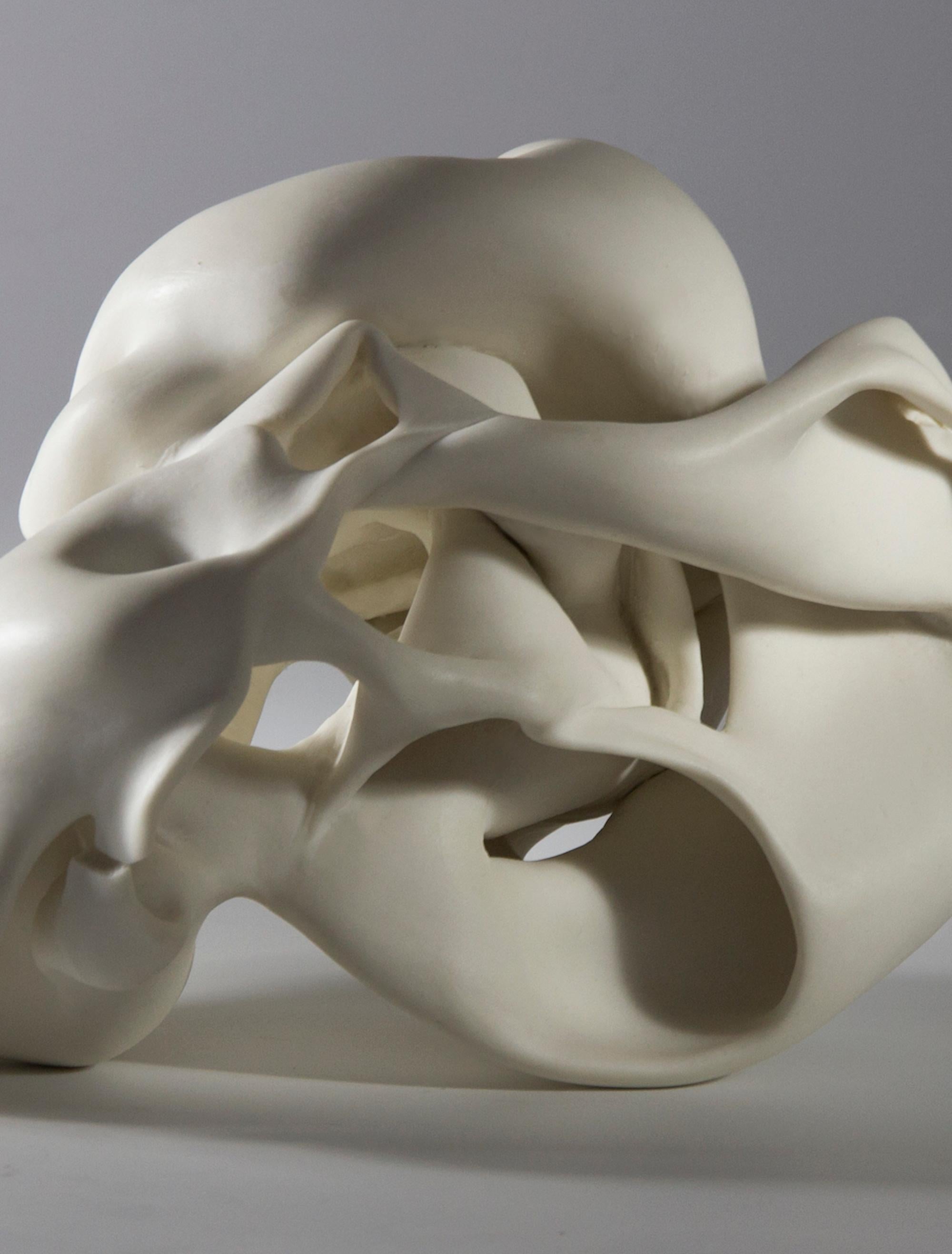 Hollows 7 von Sharon Brill – Abstrakte Porzellanskulptur, organische Formen, weiß im Angebot 4