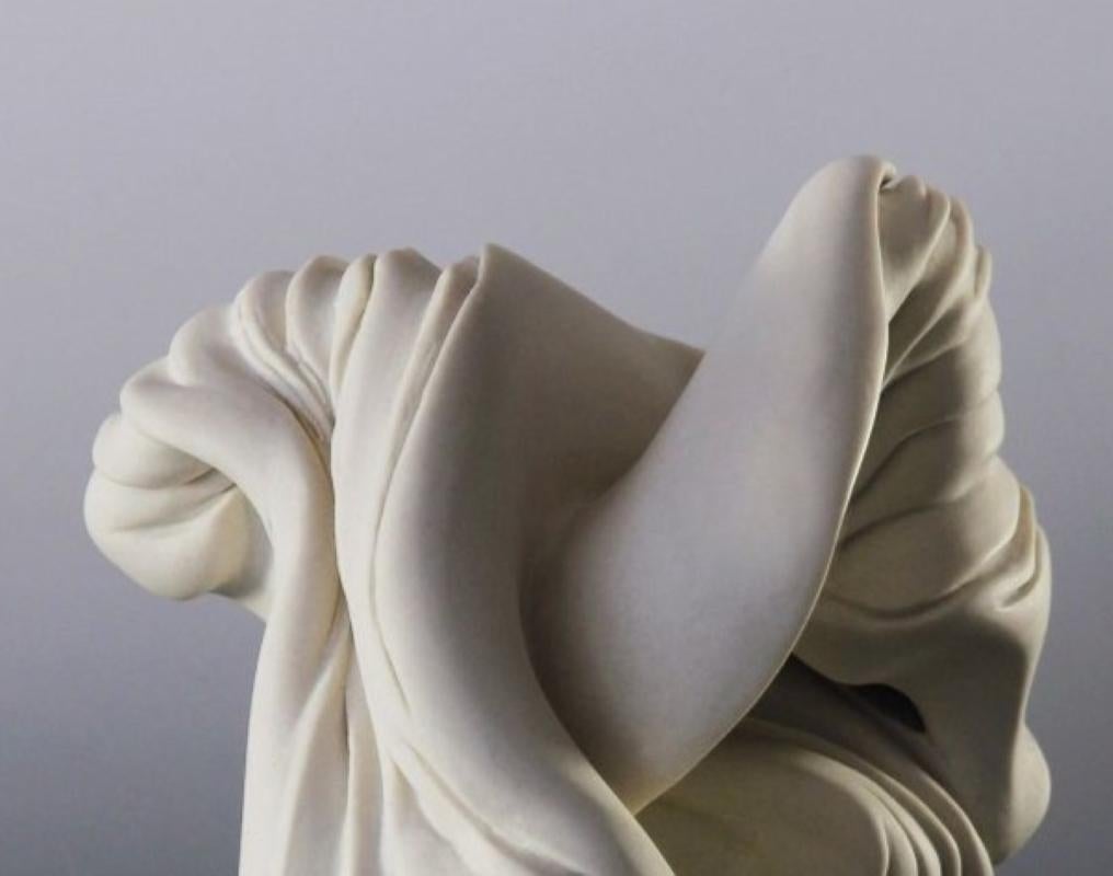 Shell di Sharon Brill - Scultura astratta, bianca, geometrica, movimento in vendita 2