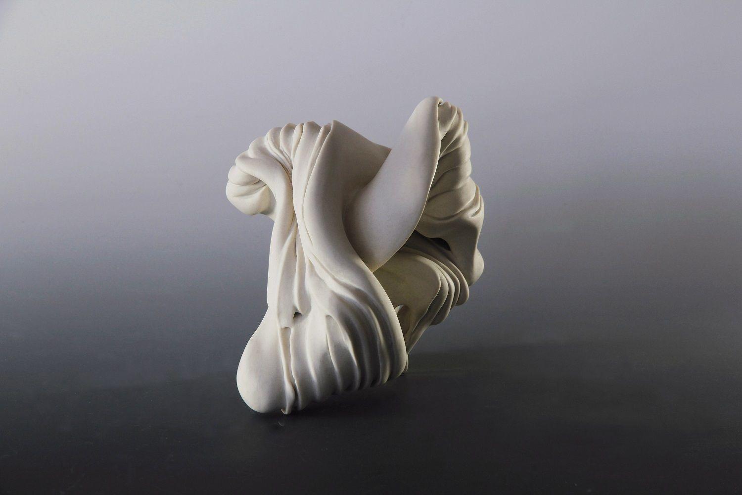 Shell von Sharon Brill - Abstrakte Skulptur, weiß, geometrisch, Bewegung