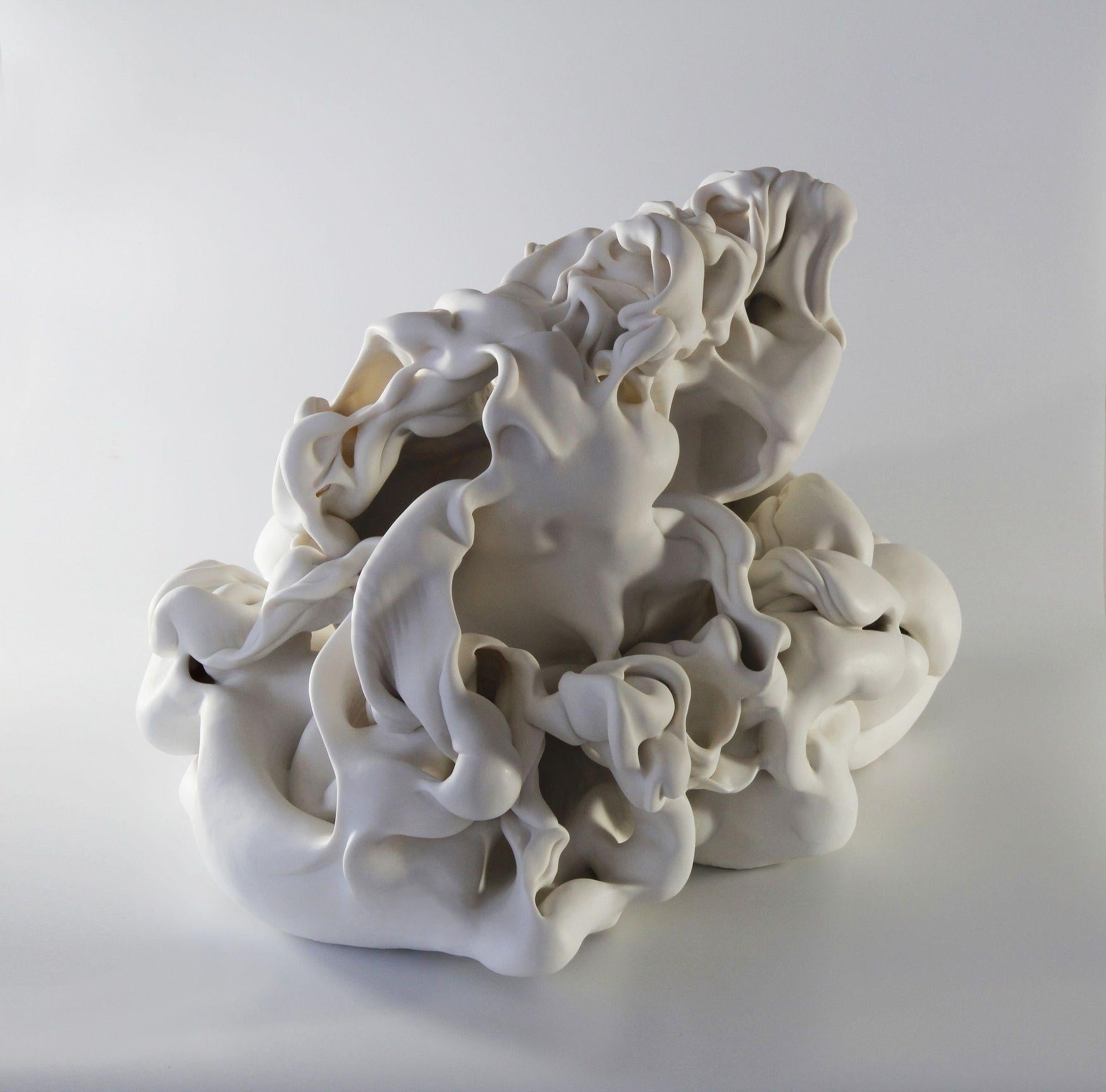 Ohne Titel 4 von Sharon Brill – Abstrakte Porzellanskulptur, organische Formen, weiß im Angebot 1