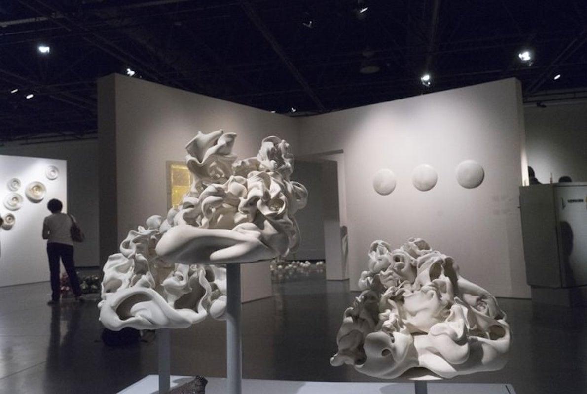 Ohne Titel 4 von Sharon Brill – Abstrakte Porzellanskulptur, organische Formen, weiß im Angebot 2