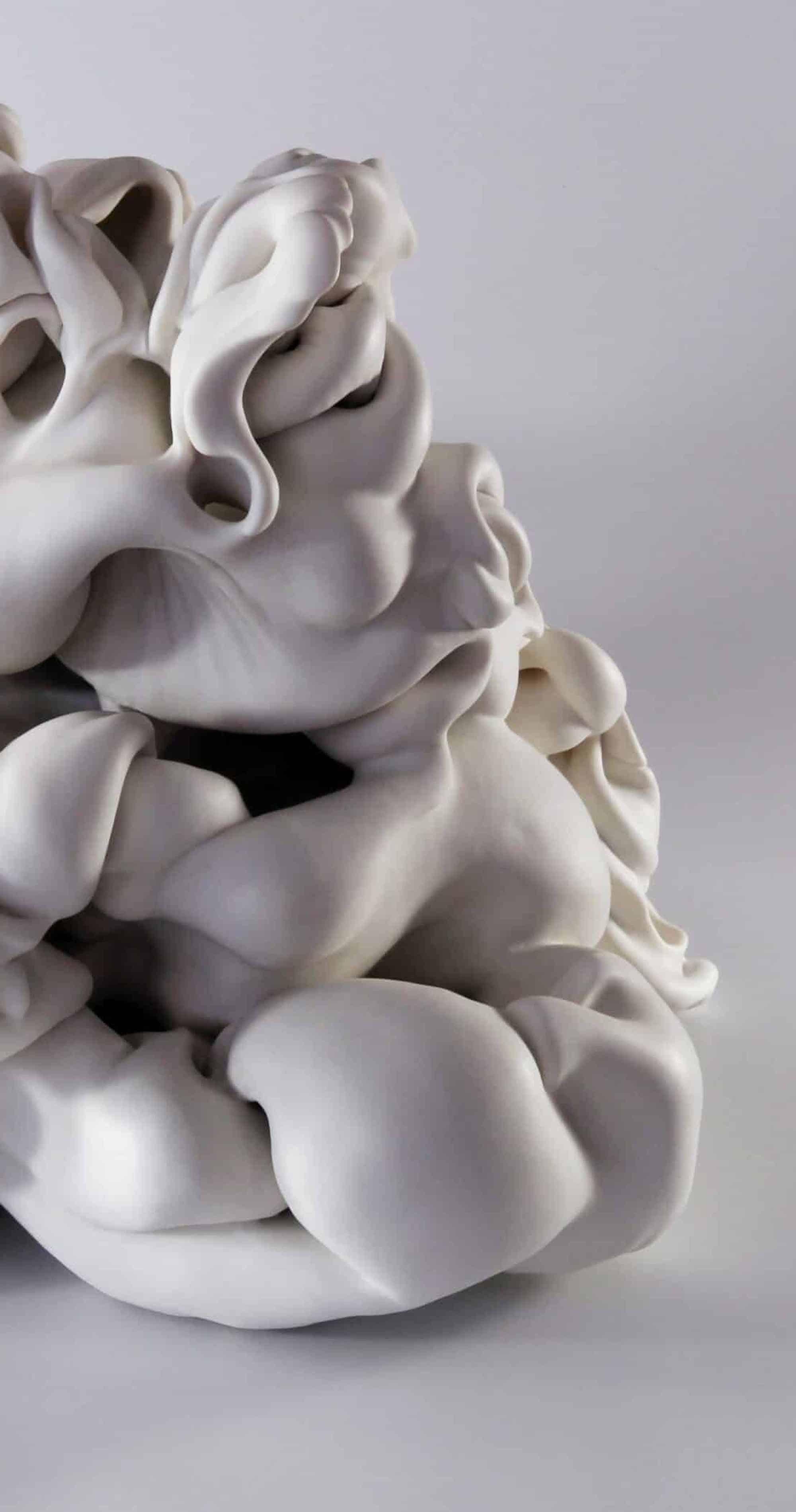 Ohne Titel 4 von Sharon Brill – Abstrakte Porzellanskulptur, organische Formen, weiß 3
