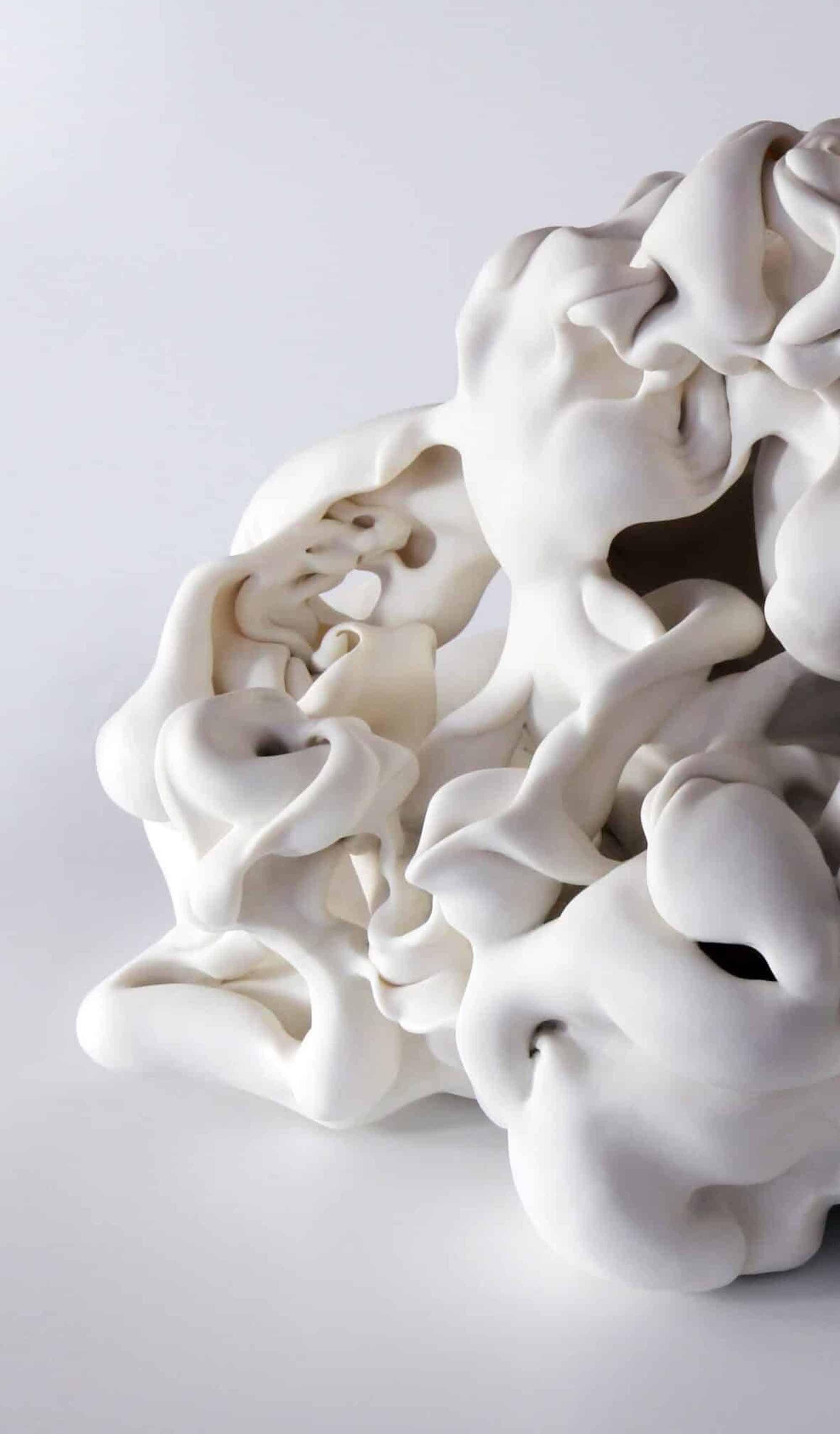 Ohne Titel 4 von Sharon Brill – Abstrakte Porzellanskulptur, organische Formen, weiß im Angebot 4