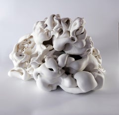 Sans titre 4 de Sharon Brill - Sculpture en porcelaine abstraite, formes organiques, blanc