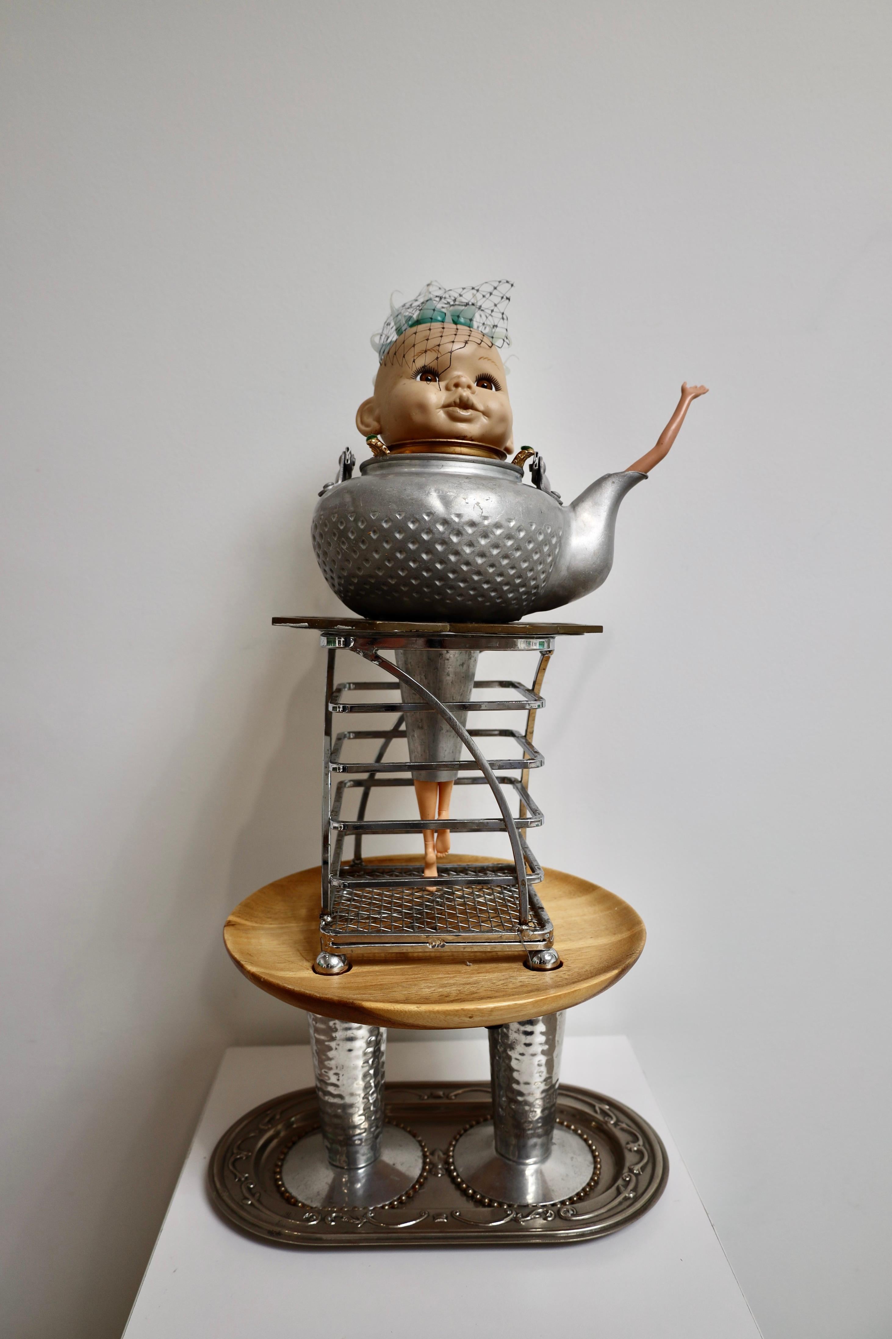 Sharon Brooks  Still-Life Sculpture – Zu viel Tee
