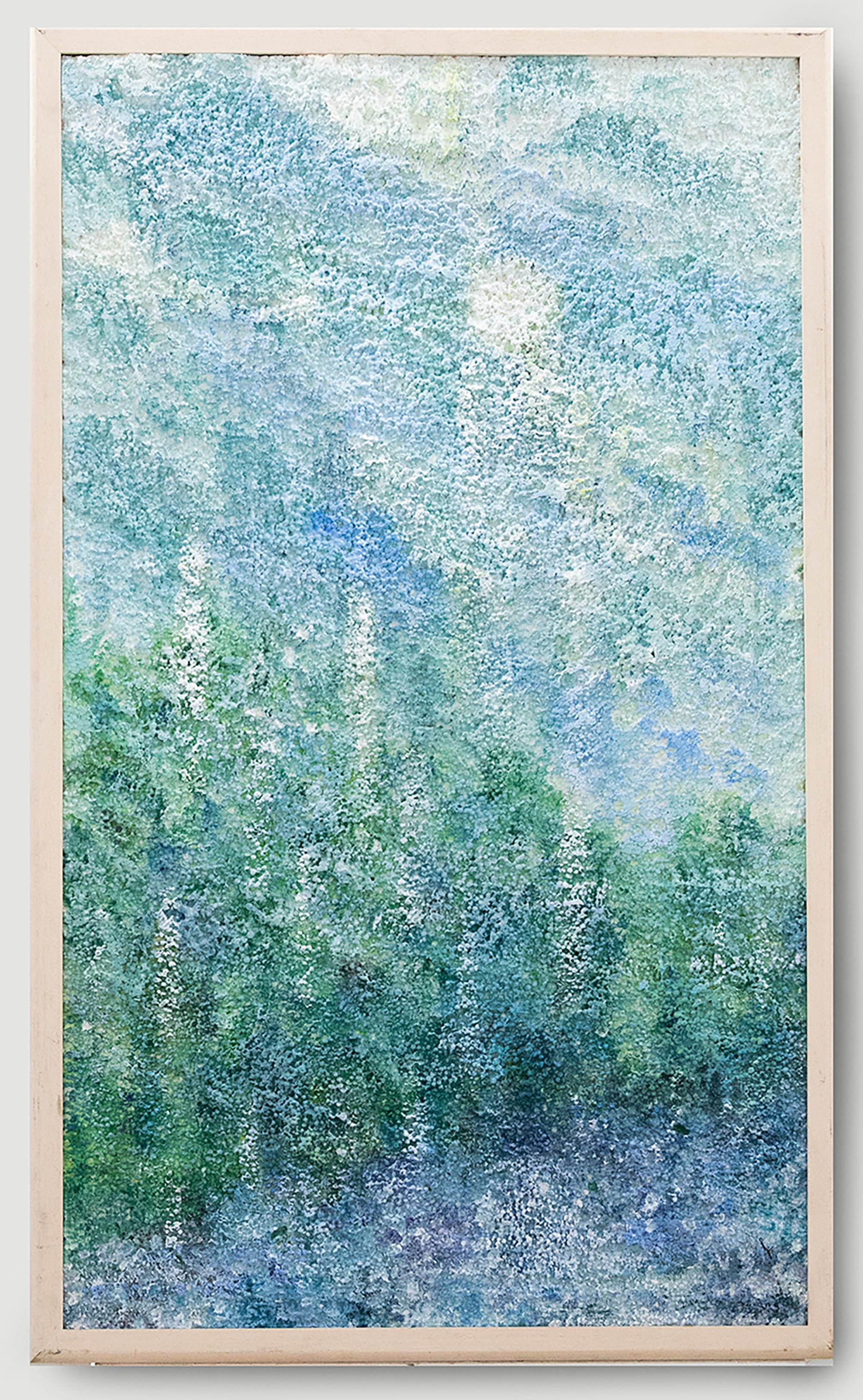 Una llamativa escena abstracta en azul que representa una luna llena iluminando la composición. Nombre del artista y título inscritos en el verso de la etiqueta. Acrílico sobre sustrato de poliestireno. Presentado en un marco de madera clara.