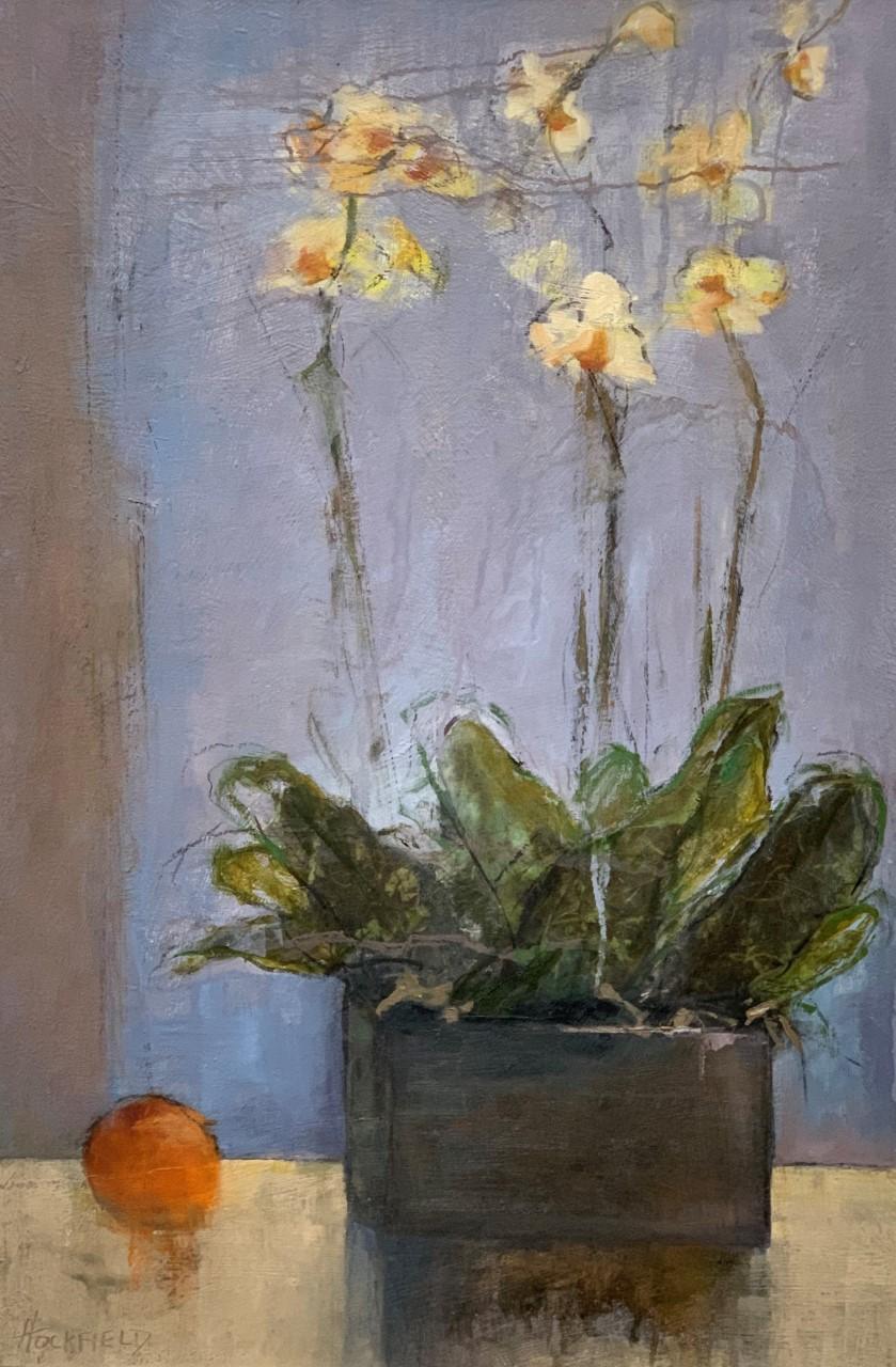 Cette huile verticale sur toile de l'artiste américaine Sharon Hockfield intitulée "Painting With Ellin" a été créée en 2023. Un bouquet de fleurs dans un étui transparent est placé de manière experte sur le côté gauche, tandis qu'une orange est