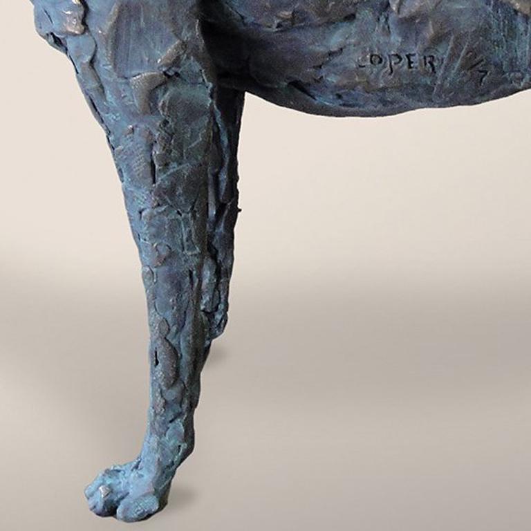Bronzeguss, Auflage: 7

Sharon Loper schafft vergängliche Skulpturen aus Bronze, Stein und Holz und betrachtet ihre Arbeit als Gedankenlandschaften, die auf organischen Prinzipien basieren. 

Als klassisch ausgebildeter Rodin-Bildhauer der dritten