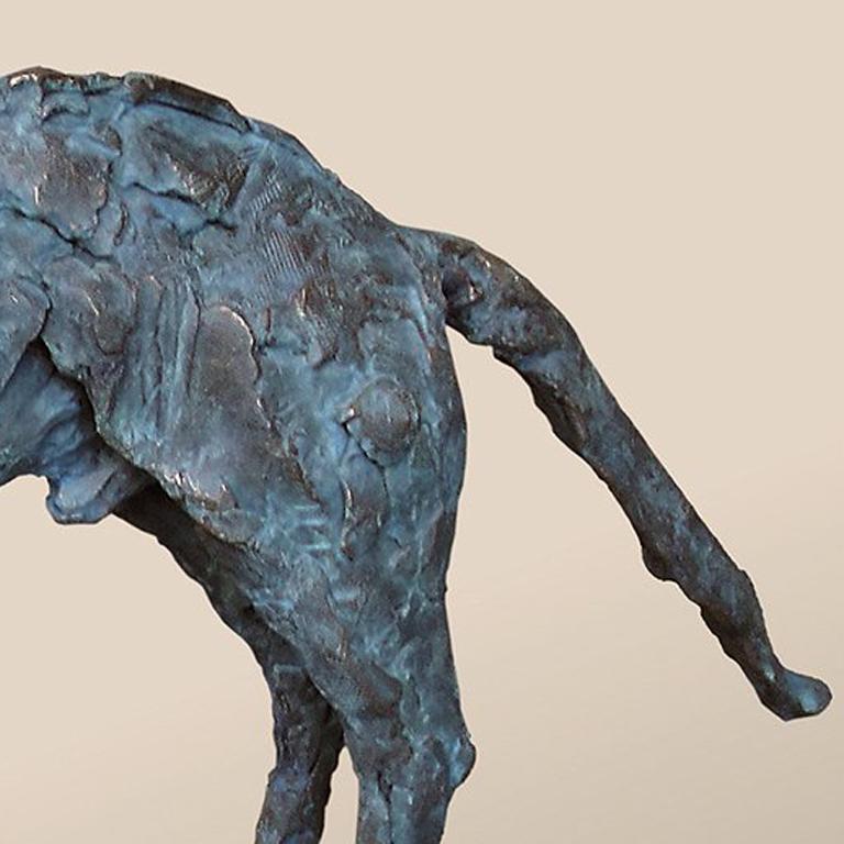 männlicher Wolf (Gold), Figurative Sculpture, von Sharon Loper