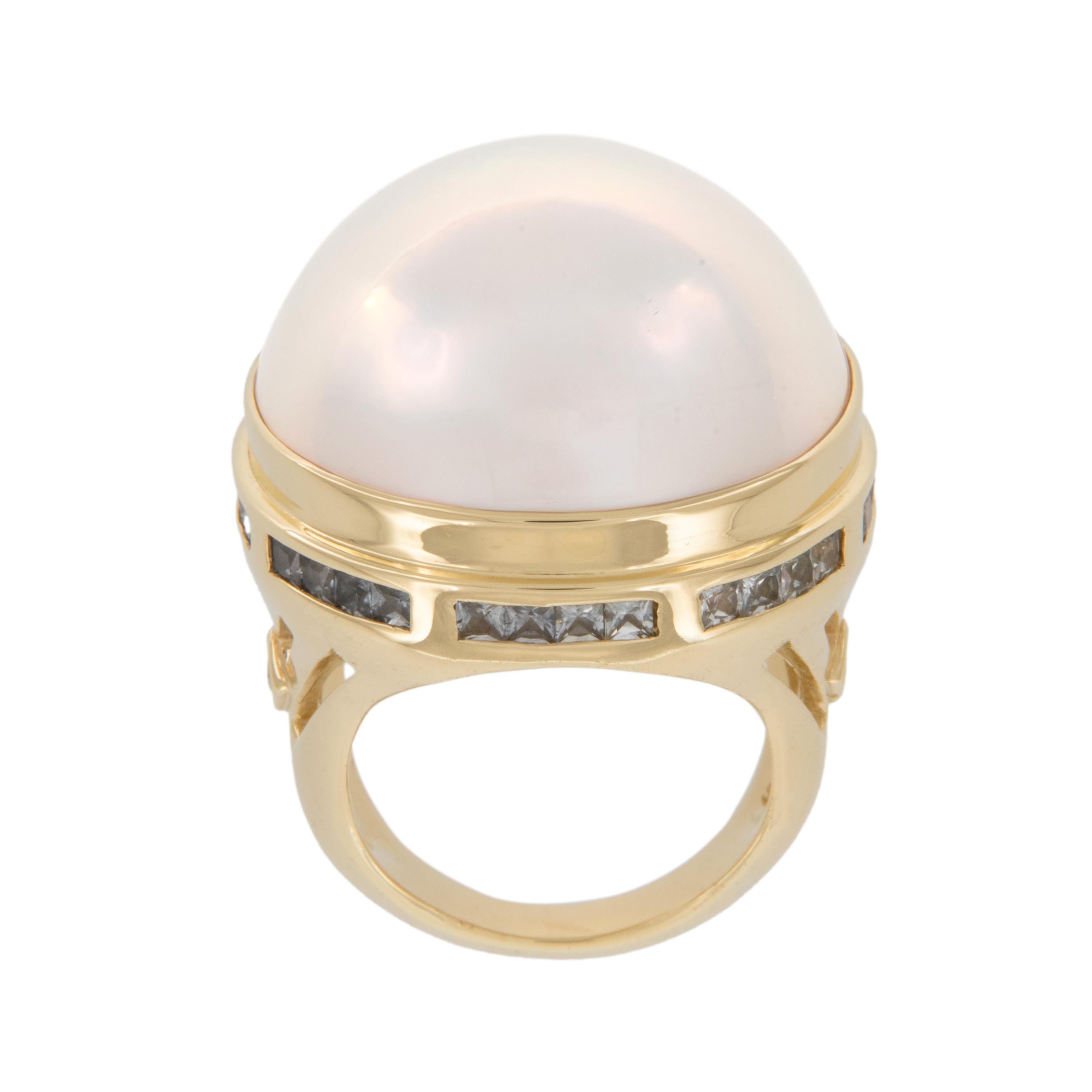 Contemporain Sharon Meyer Couture, bague « Epic Mabe » en or jaune 18 carats avec perle et saphir blanc en vente