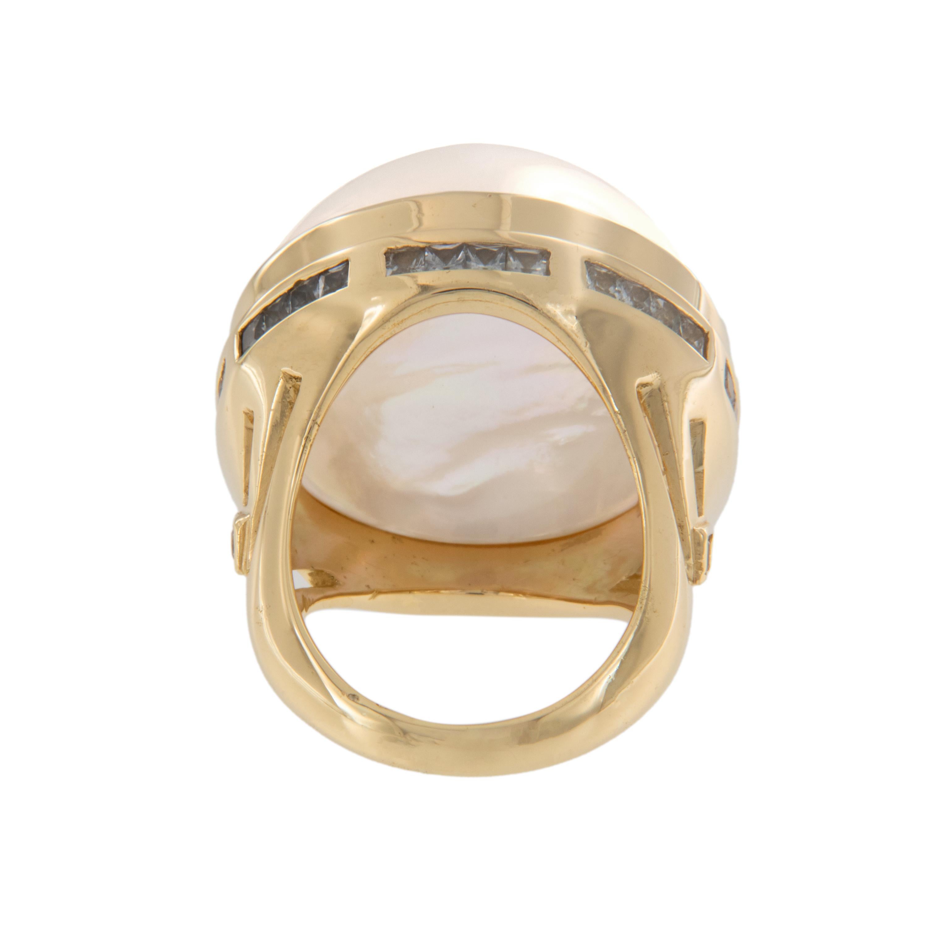 Taille carrée Sharon Meyer Couture, bague « Epic Mabe » en or jaune 18 carats avec perle et saphir blanc en vente