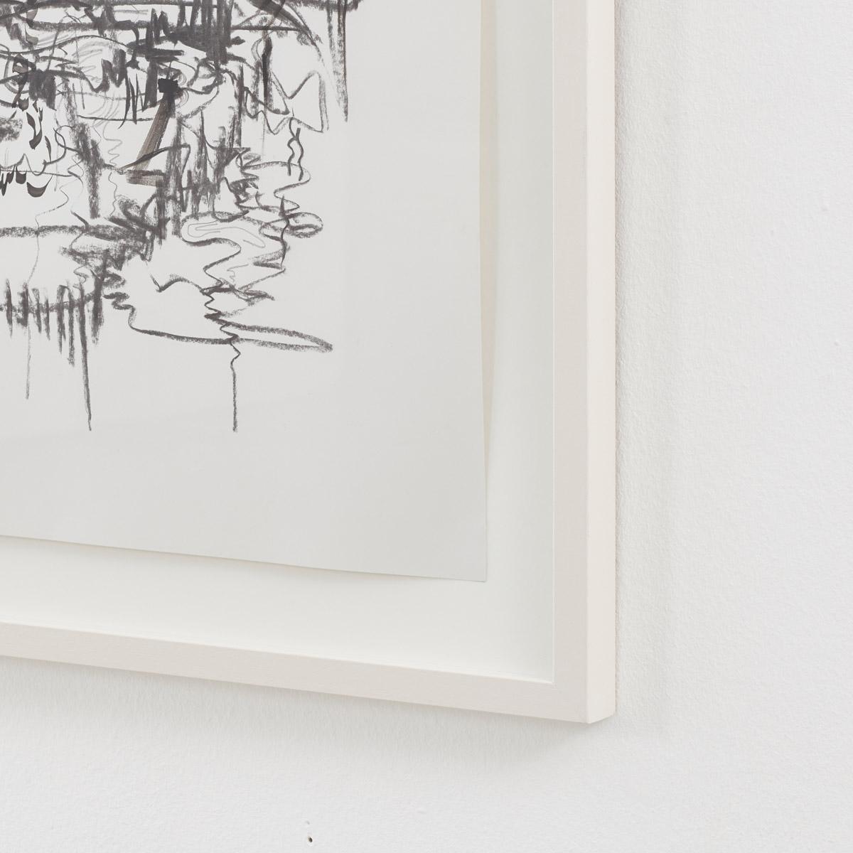 Kohlezeichnung der in Poole lebenden Künstlerin Sharon Pearce, die eine abstrakte expressionistische Ästhetik verkörpert. Abstrakte Formen und Zeichen verschmelzen zu verschlungenen Oberflächen.