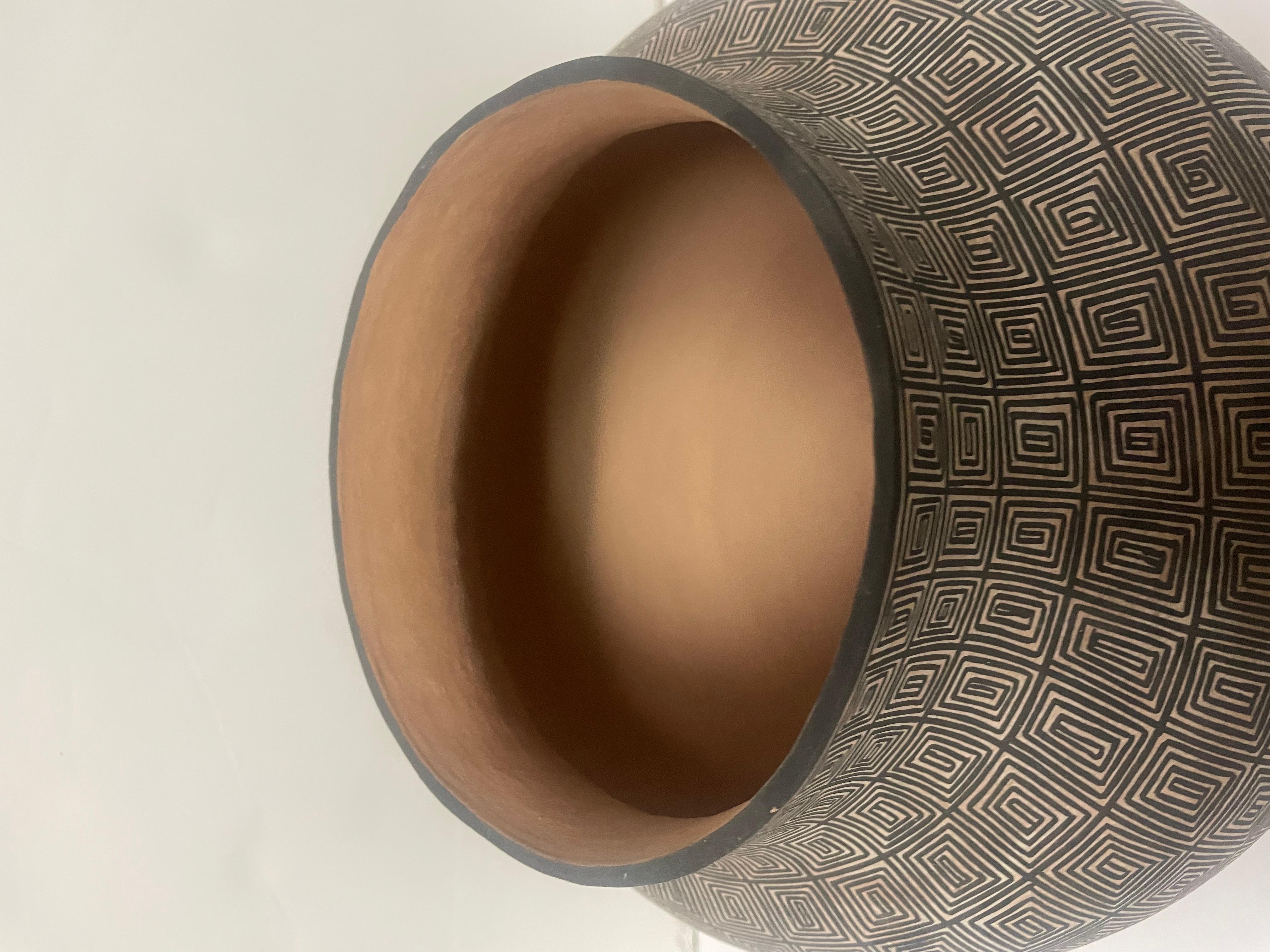Questo è un vaso di ceramica di Acoma di Sharon Stevens (americana, 1960), del XX secolo. Una delle migliori opere di Sharon misura 13 pollici. Condizioni eccellenti