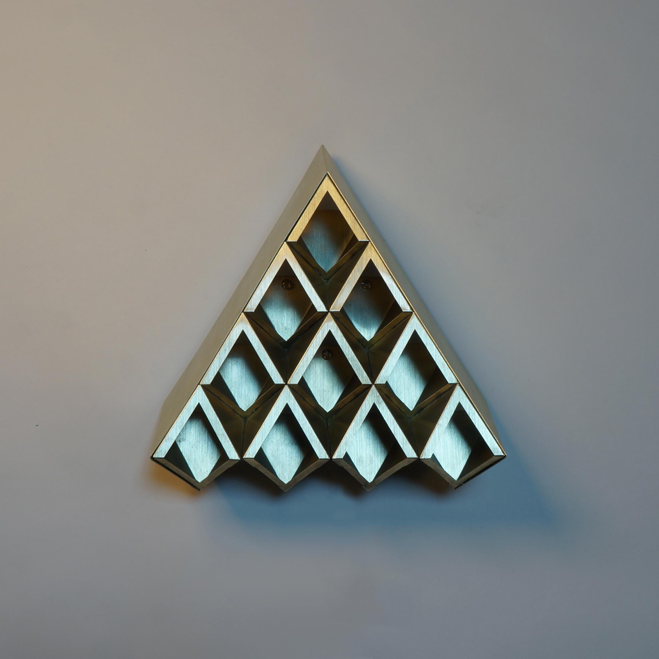 The sharp diamond light pays homage to one of our favorite pieces of Brutalist architecture. We envisioned the sharp diamond light as a miniaturized version of the Yale Art Gallery’s ceiling, the building is by Louis Kahn. The intricate folding of