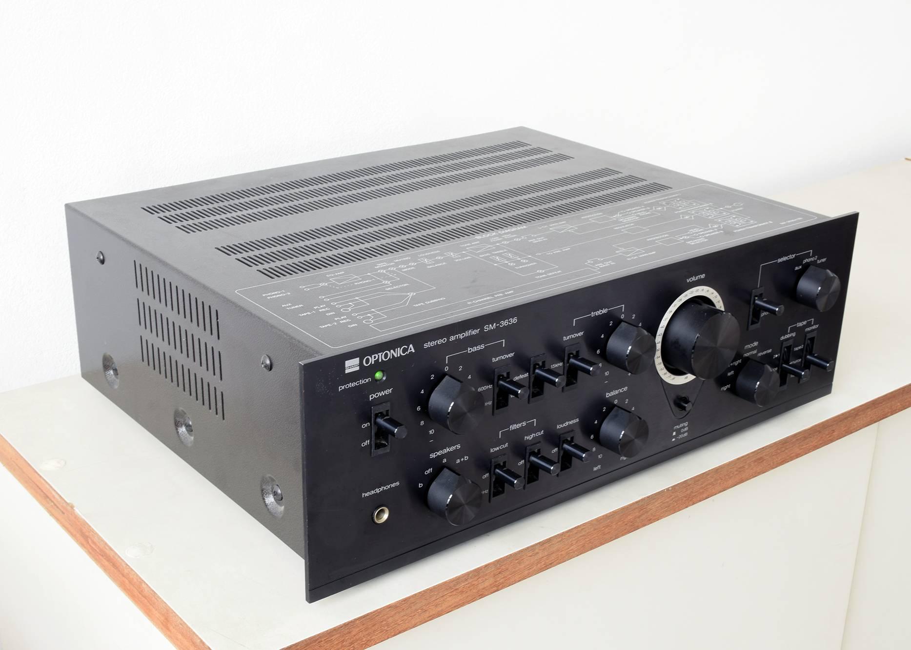 Amplificateur stéréo Sharp Optonica SM-3636HB

Un bon exemple de cet amplificateur japonais très apprécié. Complet:: original et fonctionnel. 
Excellent état cosmétique:: juste quelques marques et rayures mineures. 

Excellent son:: superbe qualité