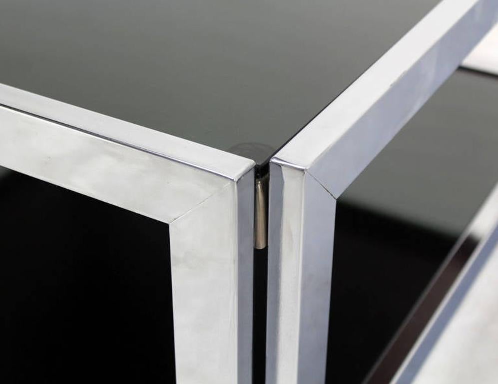 Mid-Century Modern Table basse carrée Sharp à 2 niveaux moderne à base chromée en verre fumé avec étagère MINT en vente