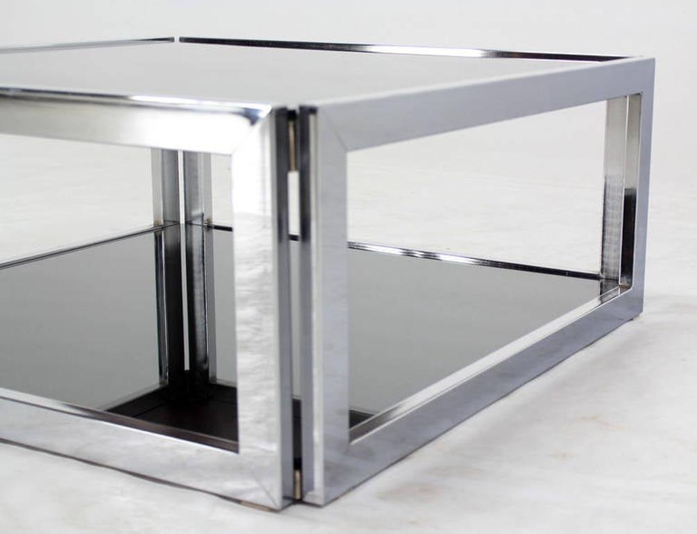 Table basse carrée Sharp à 2 niveaux moderne à base chromée en verre fumé avec étagère MINT Excellent état - En vente à Rockaway, NJ