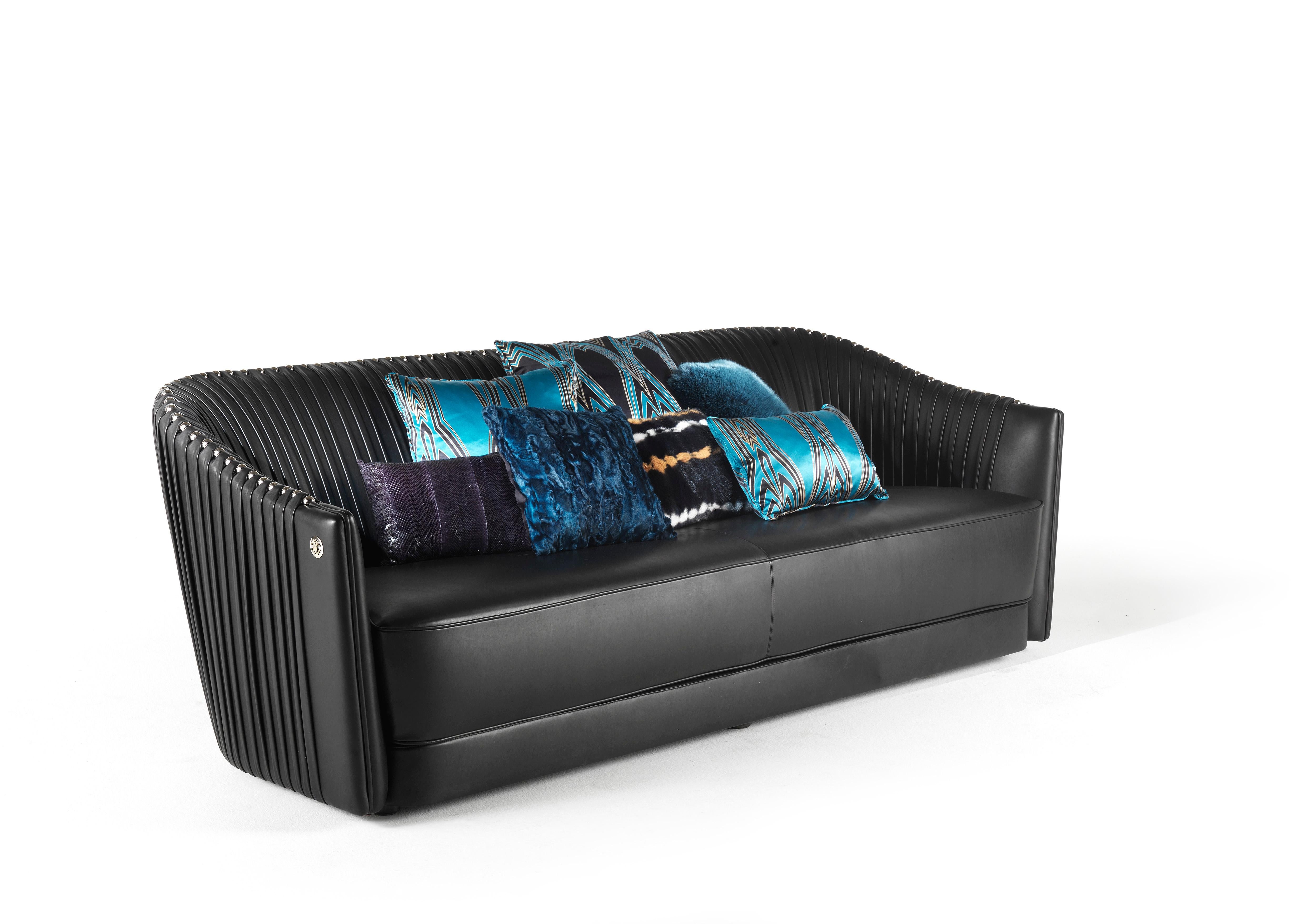 The refined manufacturing of the seatback, enriched with decorative studs, is the main feature of the Sharpei sofa, an iconic piece of furniture that combines sartorial manufacturing with sophisticated decoration.
Sharpei 3-seater sofa structure in