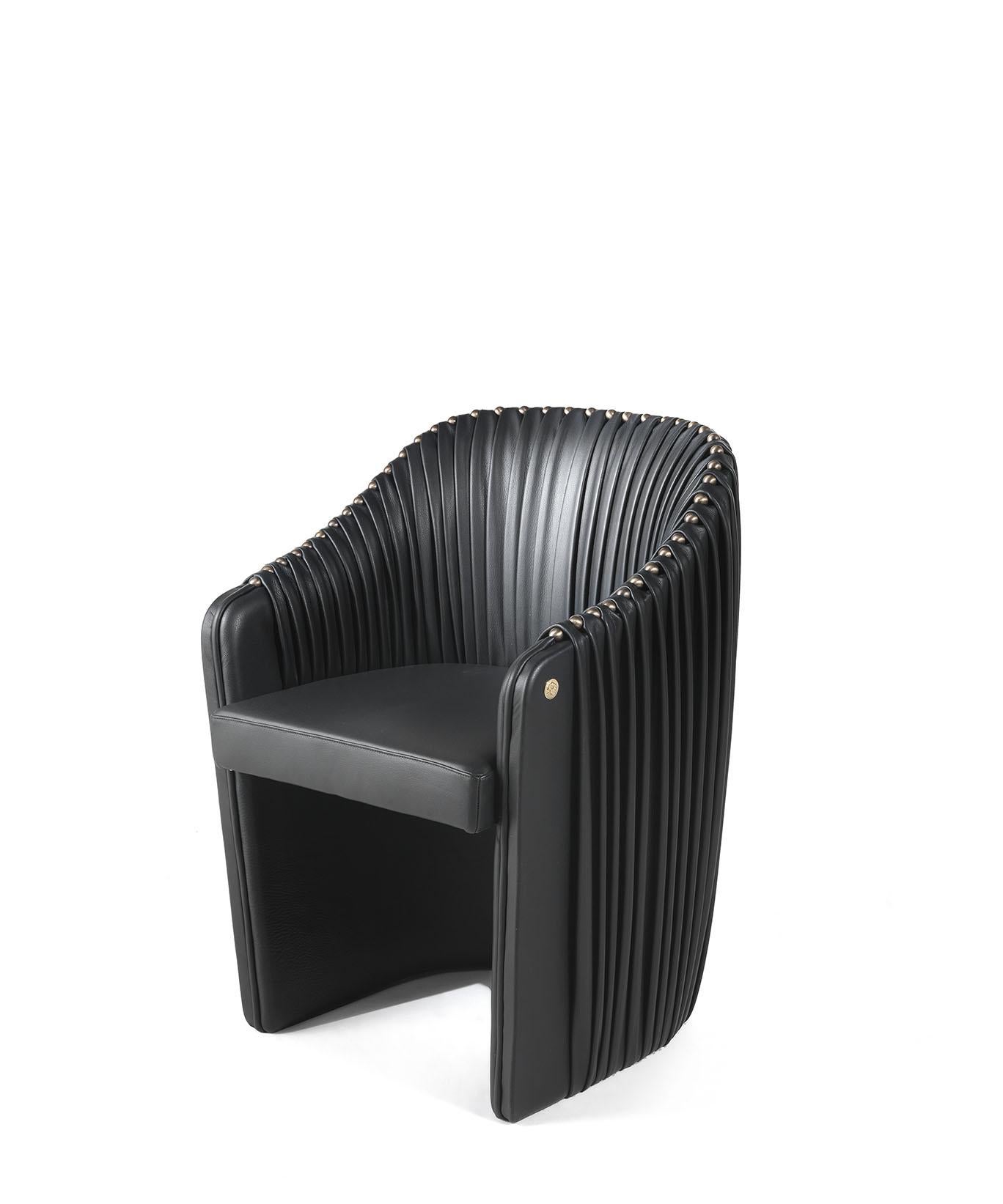 The refined manufacturing of the seatback, enriched with decorative studs, is the main feature of this original armchair which combines experimentation in the design of the shapes with the taste of sophisticated decoration.
Sharpei Armchair