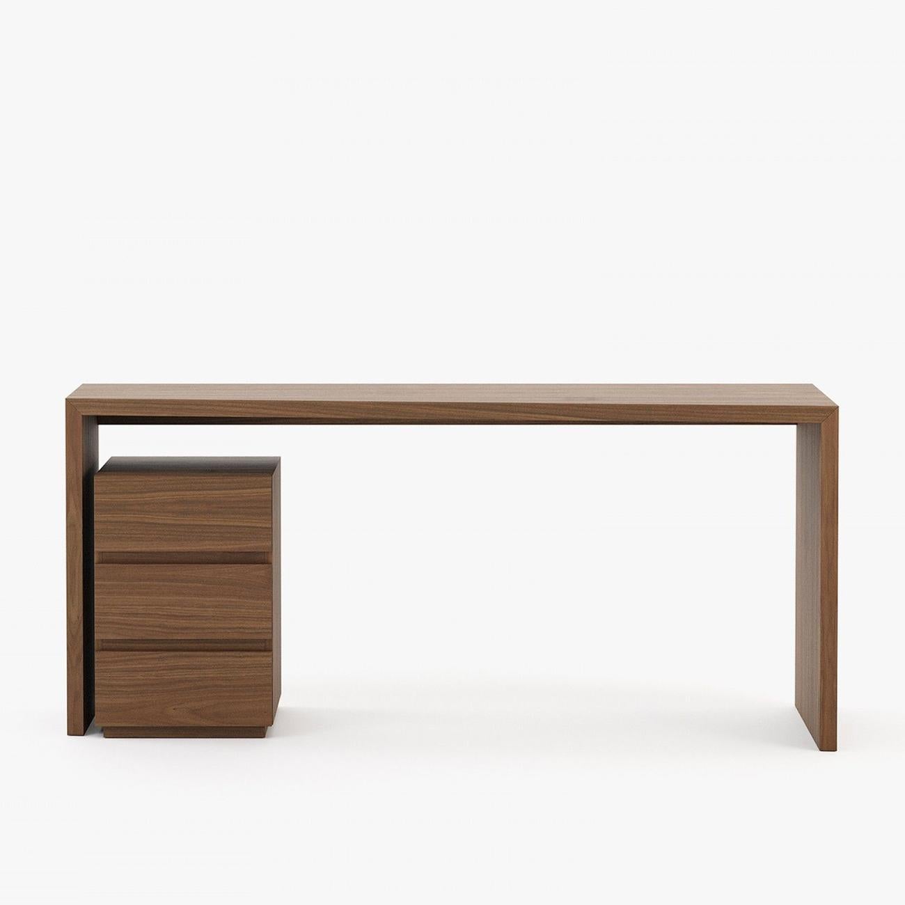 Desk sharper walnut with all structure in matte walnut wood veneer,
top depth is 40cm (15.75 inch) to 60cm (23.62 inch). With 3 drawers
with easy glide system.
Also available in natural oak veneer, or in grey oak matte veneer, or
in ebony matte