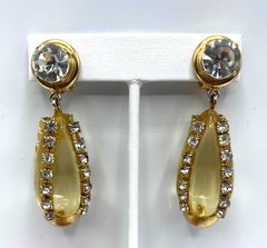 Sharra Pagano, Italia 1980 Orecchini pendenti in oro, strass e lucite