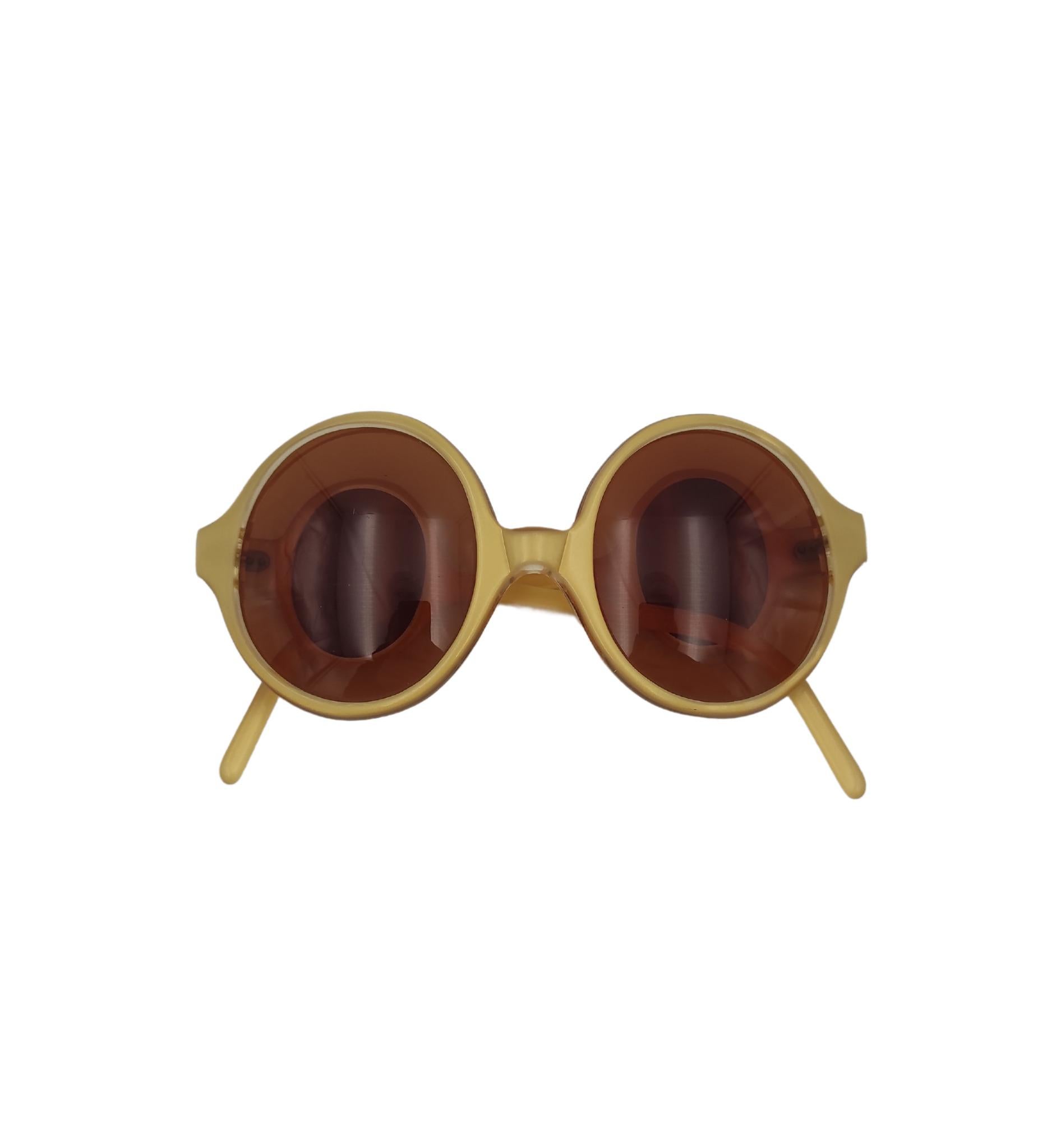 Sharra Pagano sunglasses
Yellow frame with 4 orange lenses
Oval lenses

Good condition
Signs of use and age