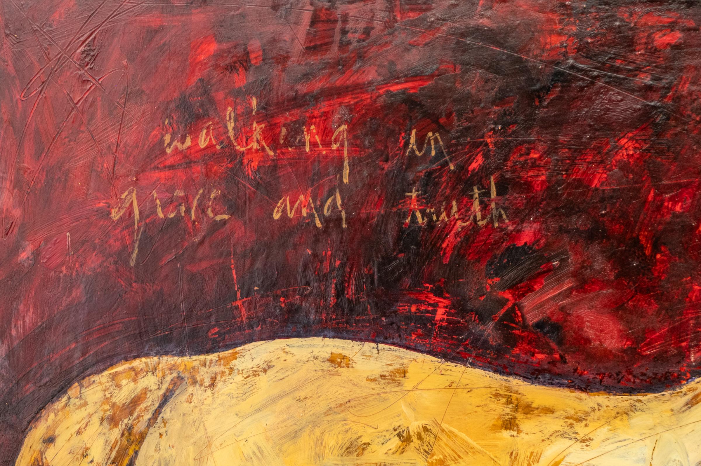 Questo affascinante quadro espressionista moderno di Sharron Evans è dipinto a olio e foglia d'oro su un pannello di betulla, incorniciato con foglia d'oro personalizzata. Dipinta in ricche tonalità di terra, l'opera d'arte giustappone rossi e neri