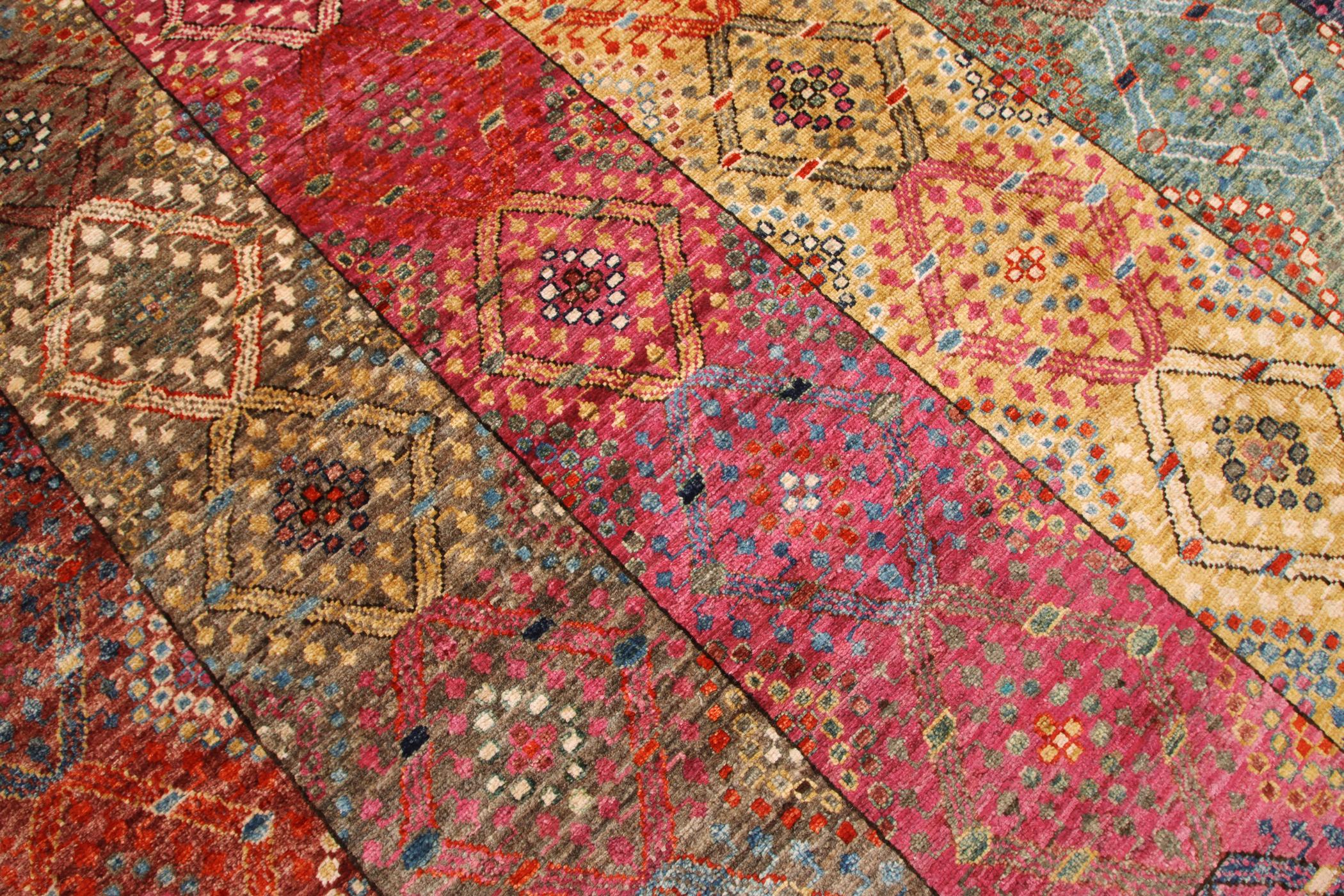 Schöner handgefertigter Teppich von turkmenischen Knüpfern in Afghanistan mit natürlichen Farbstoffen und handgesponnener Wolle.
Teppich im Shasavan-Stil.