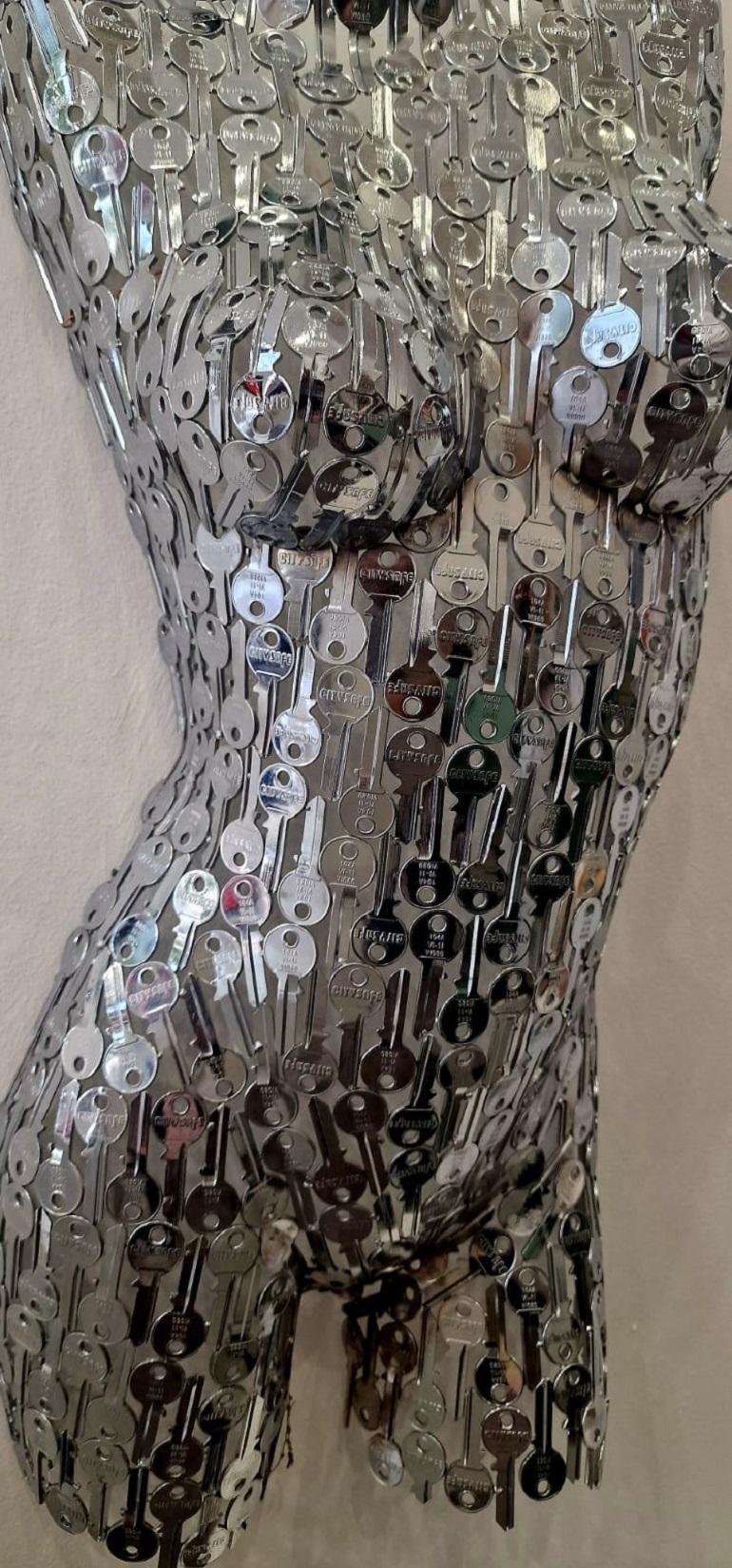 Weiblicher Schlüsseltorso - verchromte Ausführung – Sculpture von Shaun Gagg