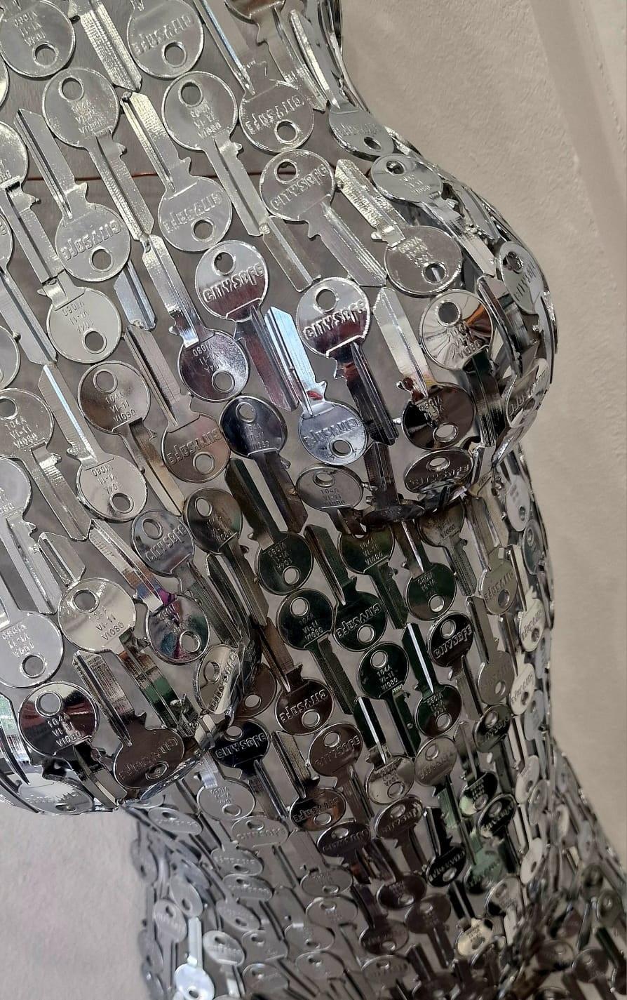 Torse à clé féminine - Édition chromée - Contemporain Sculpture par Shaun Gagg