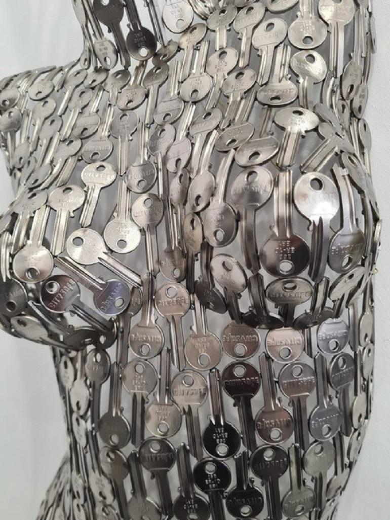 Weiblicher Torso, Schlüssel Wandbehang – Sculpture von Shaun Gagg