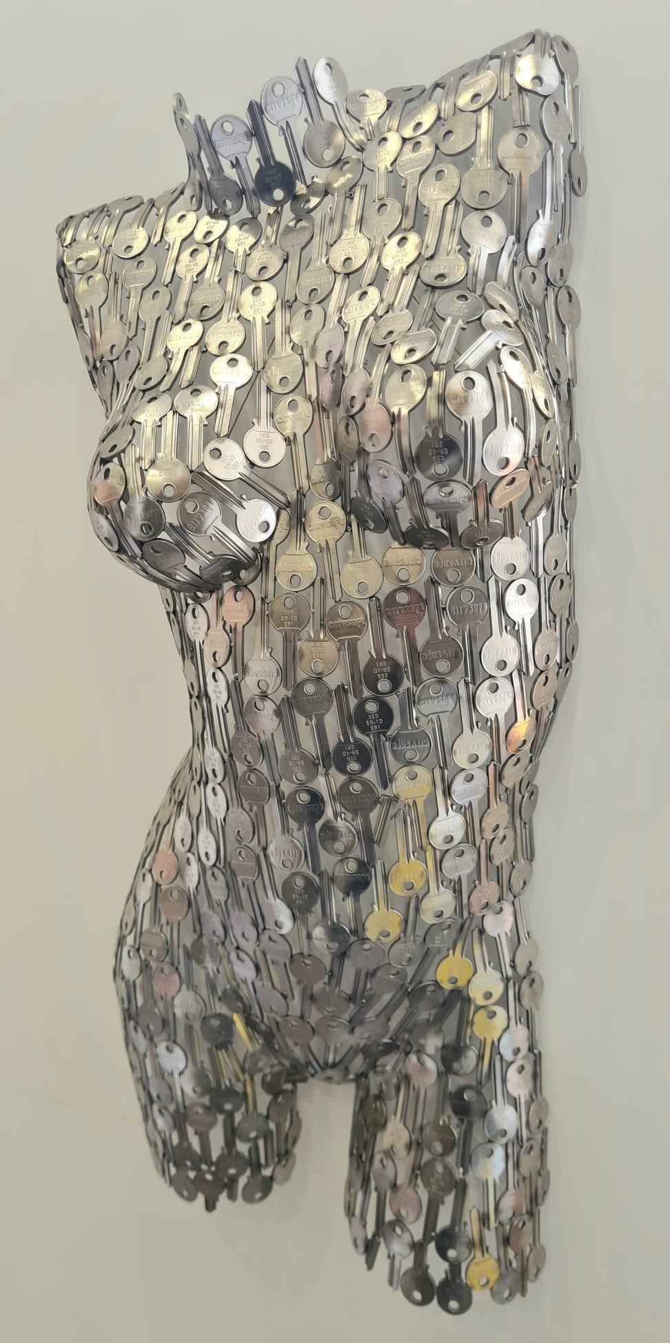 Shaun Gagg Figurative Sculpture – Weiblicher Torso, Schlüssel Wandbehang