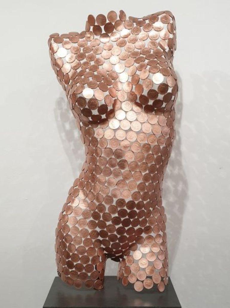 Shaun Gagg Figurative Sculpture – Weiblicher Torso auf Sockel
