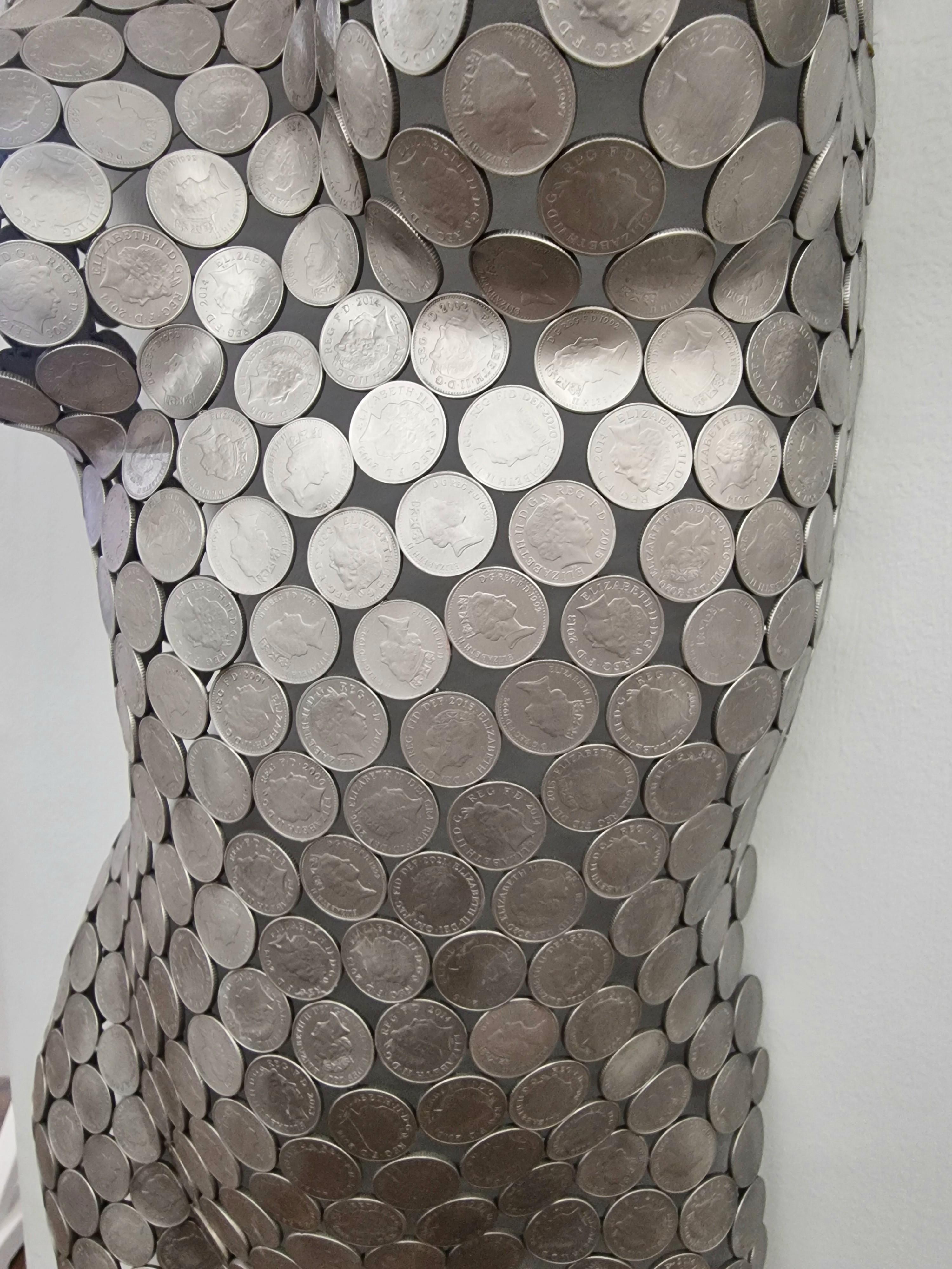 Weiblicher Torso zum Aufhängen an der Wand – Sculpture von Shaun Gagg