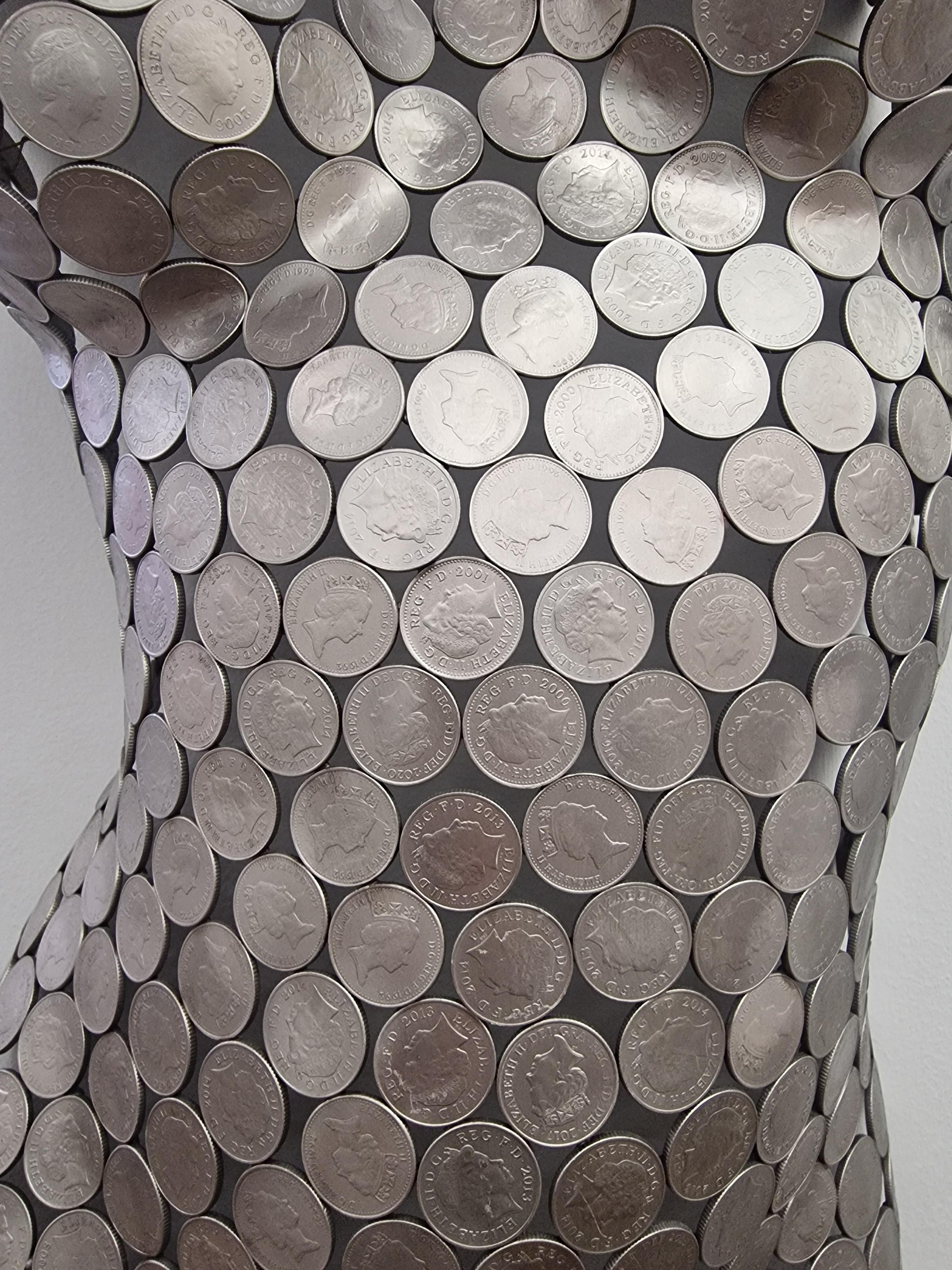 Weiblicher Torso zum Aufhängen an der Wand (Grau), Figurative Sculpture, von Shaun Gagg