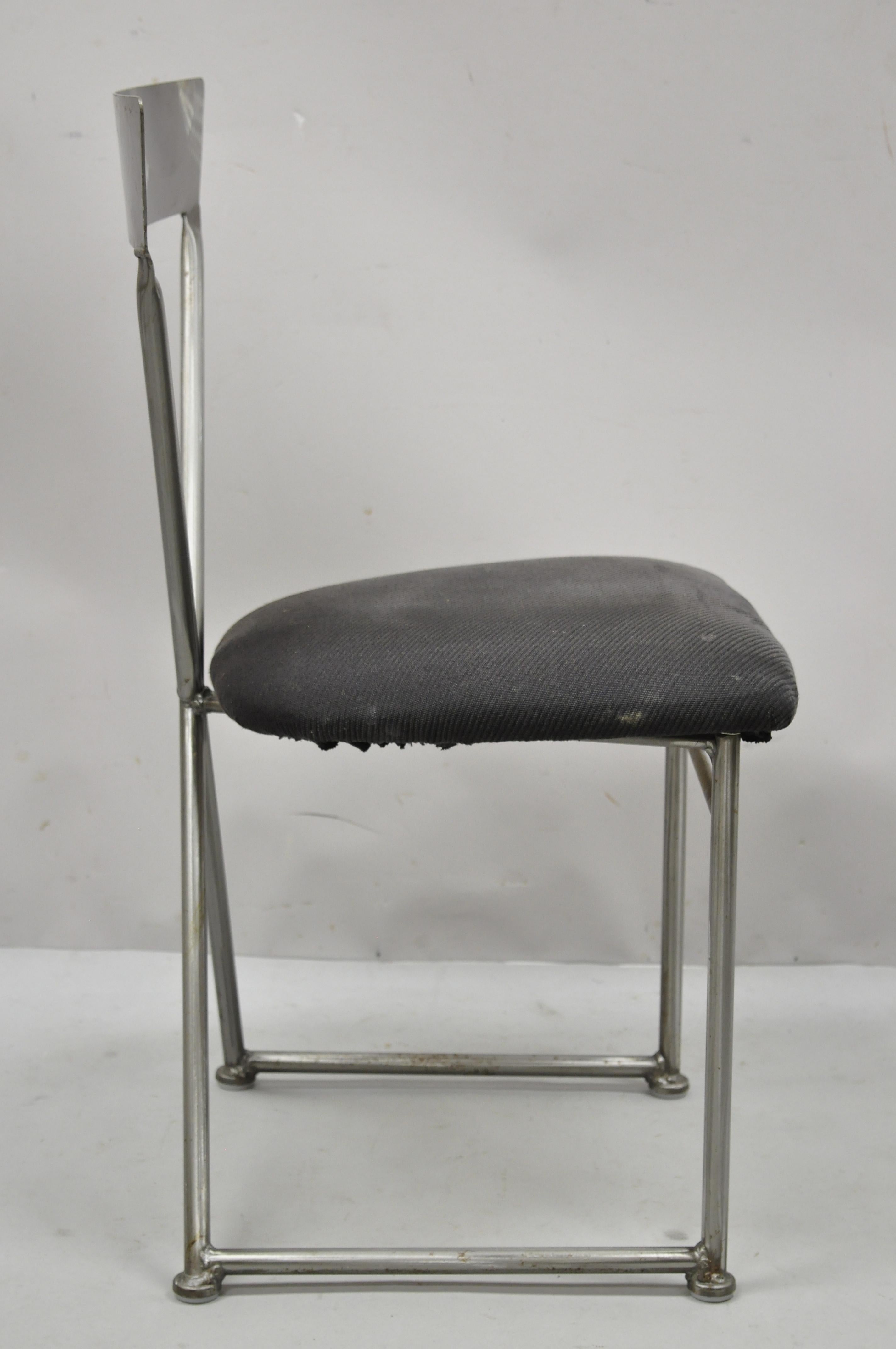 Shaver Howard ensemble de 4 chaises de salle à manger modernistes italiennes en acier brossé et métal en vente 3
