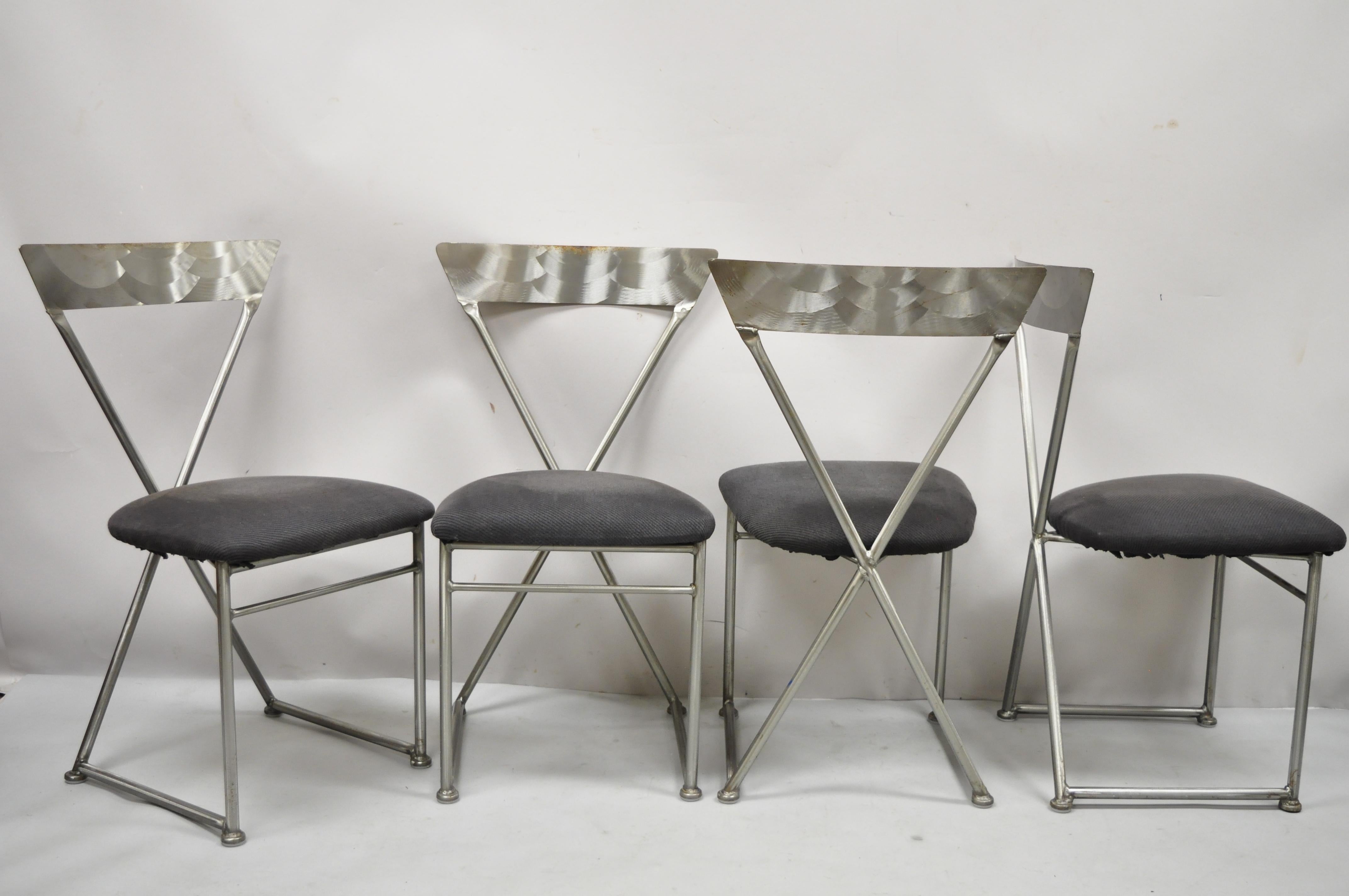 Chaises de salle à manger de style italien moderniste Shaver Howard en métal brossé, ensemble de 4. L'article comprend (4) chaises latérales, cadres en métal brossé, étiquettes d'origine, très bel ensemble vintage, artisanat américain de qualité,