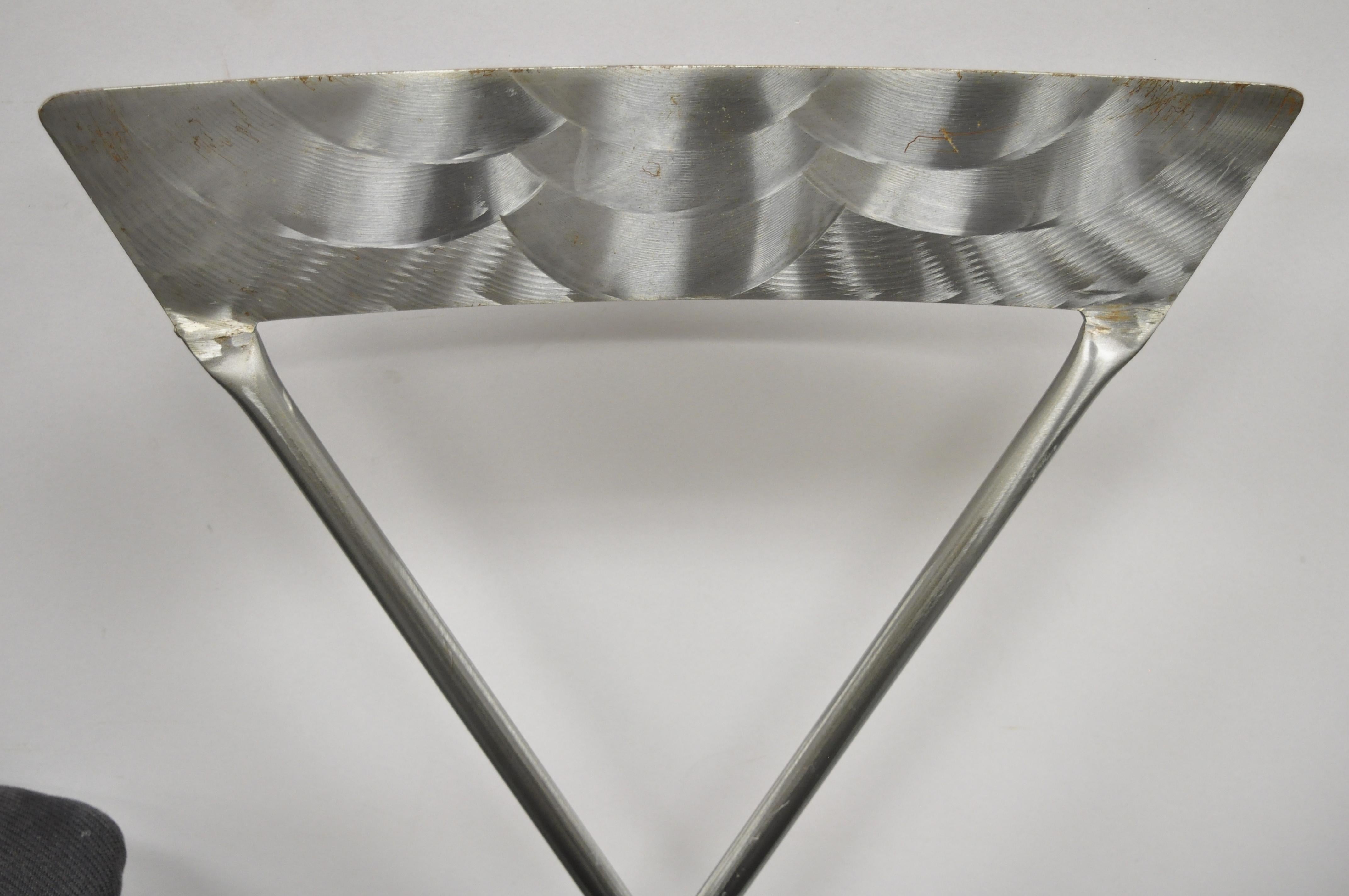 Nord-américain Shaver Howard ensemble de 4 chaises de salle à manger modernistes italiennes en acier brossé et métal en vente