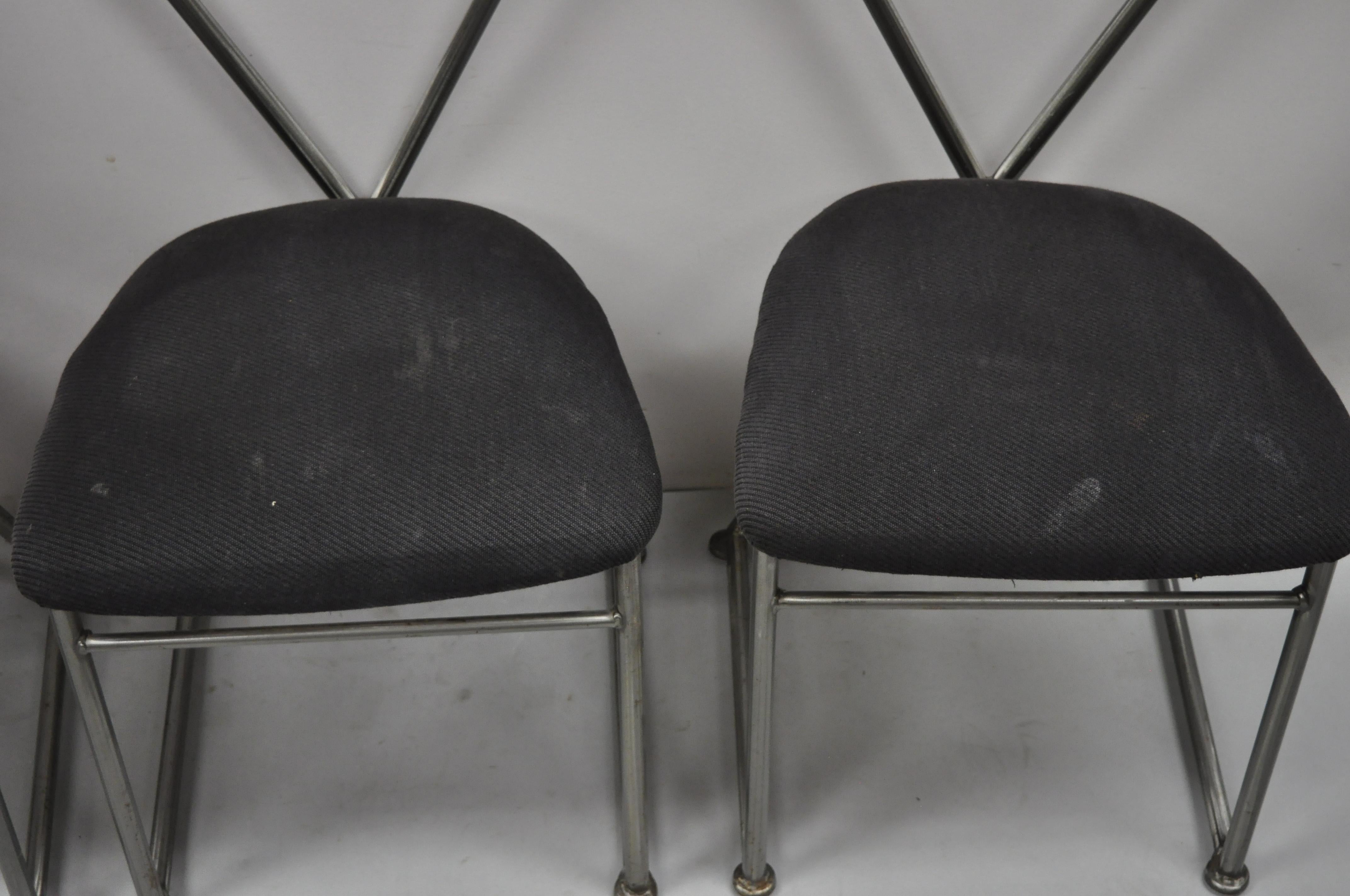 Shaver Howard ensemble de 4 chaises de salle à manger modernistes italiennes en acier brossé et métal Bon état - En vente à Philadelphia, PA