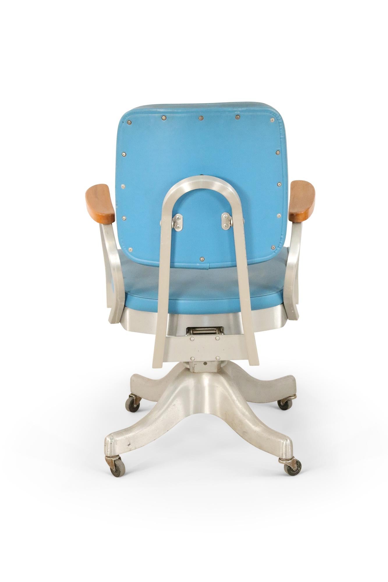 Shaw Walker Co. Silla de oficina rodante de acero y piel sintética azul de mediados de siglo Moderno de mediados de siglo en venta