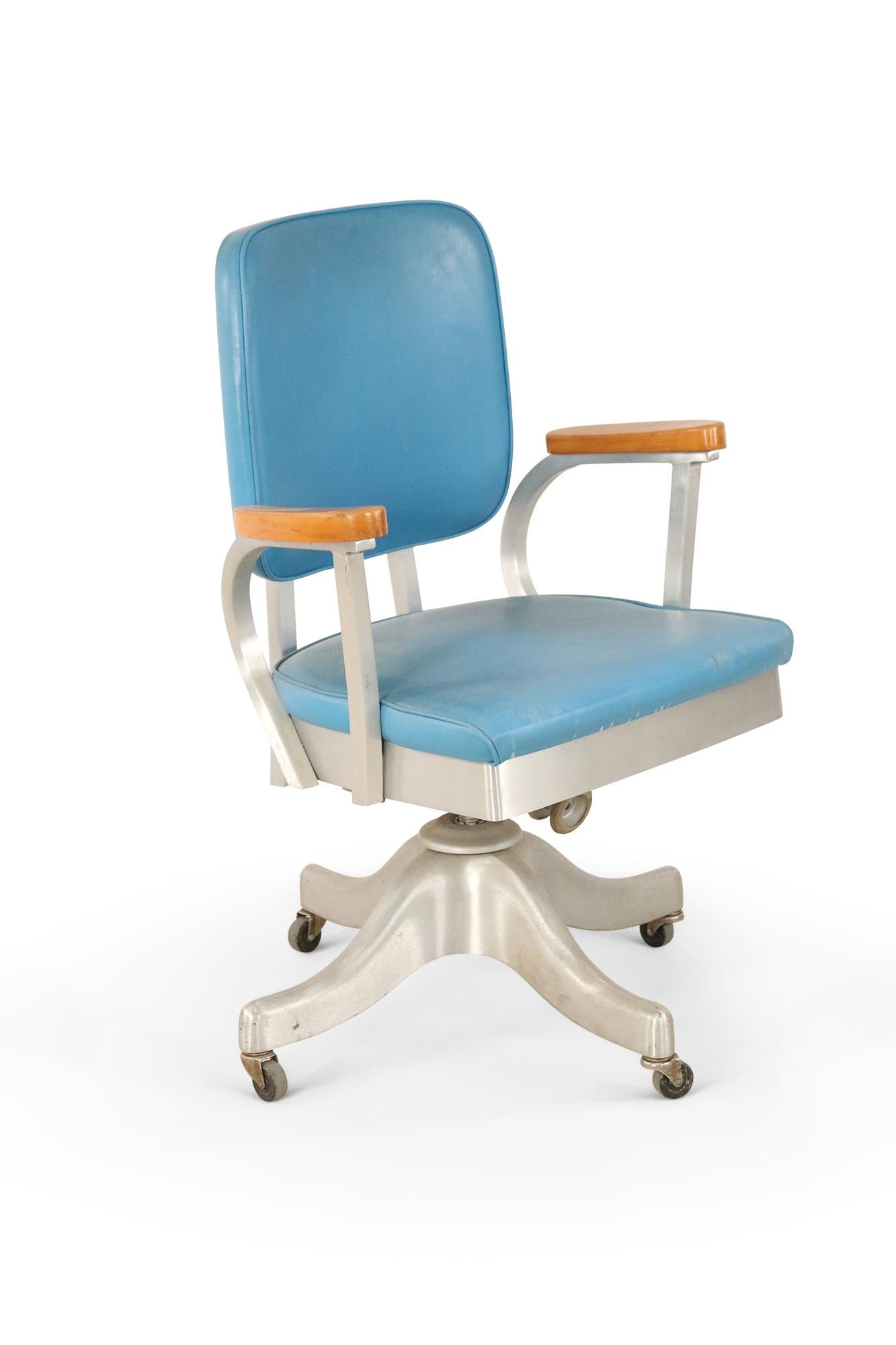Shaw Walker Co. Silla de oficina rodante de acero y piel sintética azul de mediados de siglo siglo XX en venta